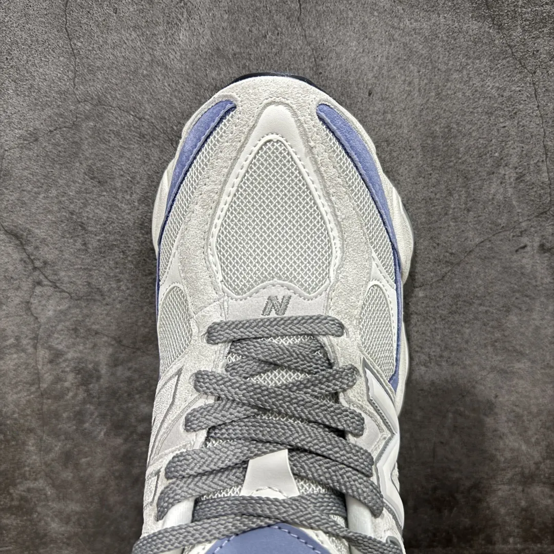 💰240【纯原版】 New Balance NB9060 联名款 复古休闲运动慢跑鞋 白蓝色U9060JBA 全套原楦原纸板原厂数据开发 进口三明治网面 原装进口翻毛皮料正确绒感卡色 正确中底拉帮中底网布细节 原厂标裁 带紫光防伪 定制后跟透明水晶模块 冲裁组合 大底贴合程度胶水上色把控完美 整洁度挑战全网艺术家 多道序QC把关品质完善 匠心打造 耗时两个月开发完成 工艺极其复杂难度可想而知 新开独立私模大底 全网唯一正确六层组合大底 高端零售专供产物 Size:36 37 37.5 38 38.5 39.5 40 40.5 41.5 42 42.5 43 44 45 46.5 编码:JPC290300