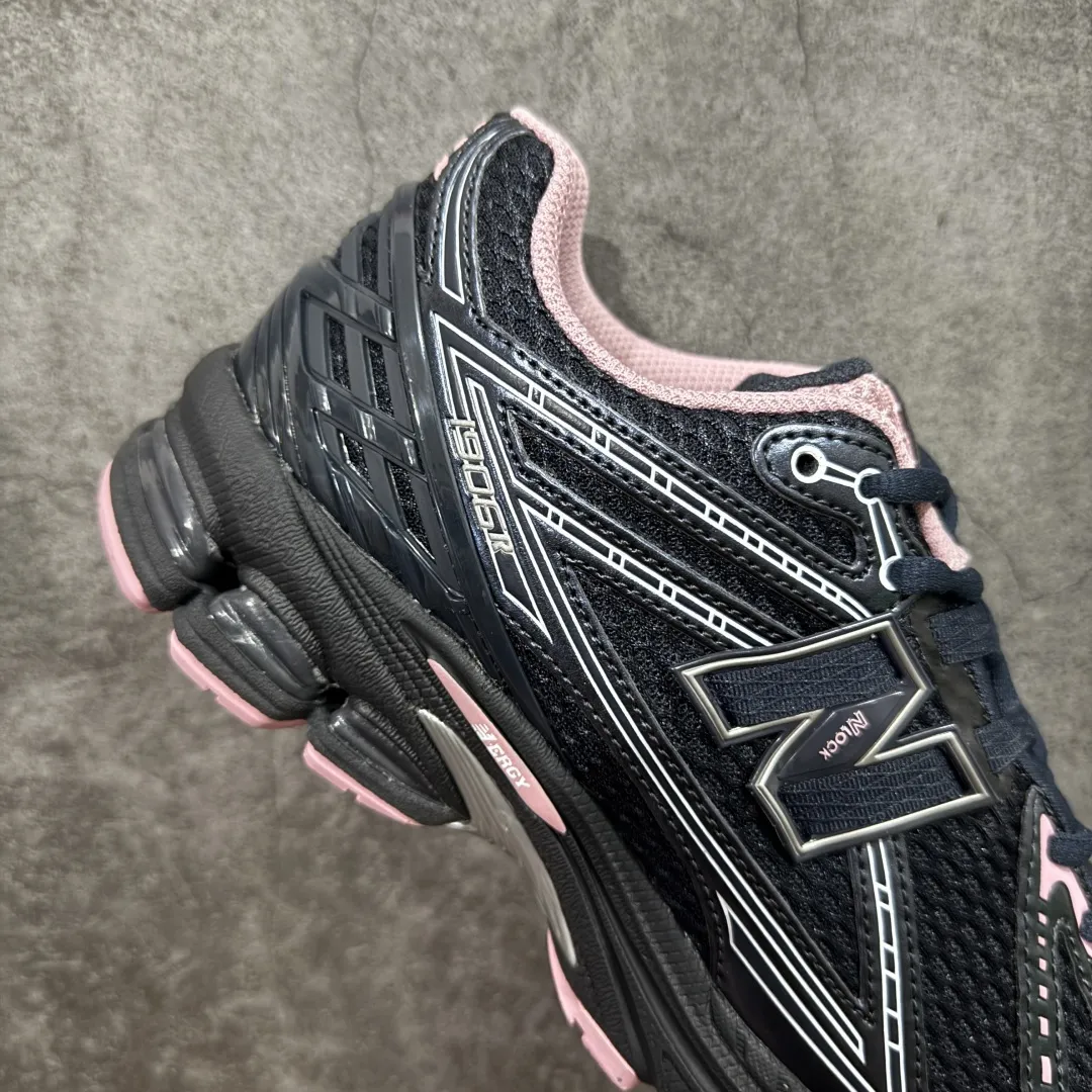 💰220【纯原版】NB新百伦New Balance NB1906 U1906RCU系列复古老爹风休闲运动慢跑鞋 采用轻质牛剖革拼接透气网眼衬垫织物鞋面材质#T-Beam大底提供足步弓支撑,保持步态稳定#后跟搭载外露缓震胶 鞋身整体以各种深浅不一的灰色覆盖,鞋头以淡蓝色调装饰,网眼衬垫通过不规律的色块实现做旧的美感,泛黄的鞋底更是进一步增添了复古气息。 尺码:36 37 37.5 38 38.5 39.5 40 40.5 41.5 42 42.5 43 44 45 46.5 编码:JP260280