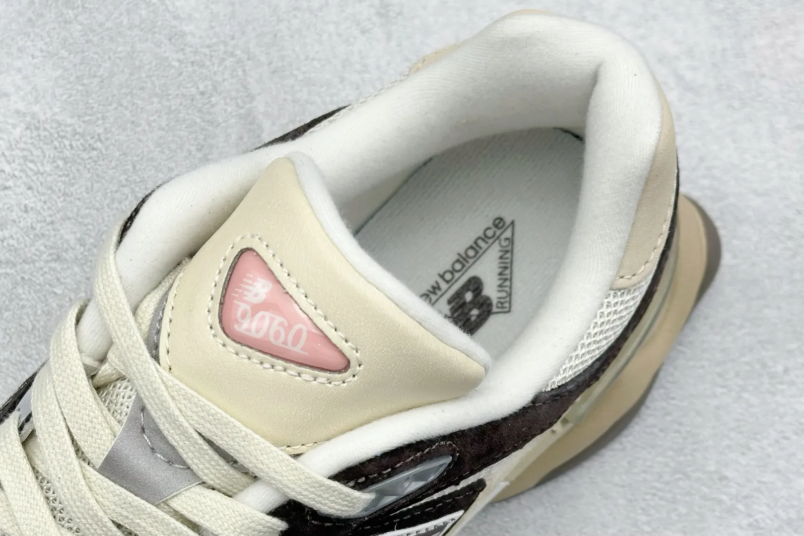 💰240 C版 Joe Freshgoods x New Balance NB9060 联名款 复古休闲运动慢跑鞋 #鞋款灵感源自设计师本人对夏日的怀日回忆。鞋面大身由空间双格及磨砂鞋面拼接而生,配以柔和、温暖的粉橘色调,夏日氛围拉满 #采用大面积网眼以及麂皮材质覆盖鞋身,还原经典气质。搭载ABZORB避震科技,由泡沫聚酯制成,上脚可以有效减少由鞋底反弹对身体及双腿的冲击力 货号: U9060FLP 尺码:36 37 37.5 38 38.5 39 40 40.5 41 42 42.5 43 44 44.5 45 46.5 编码:33