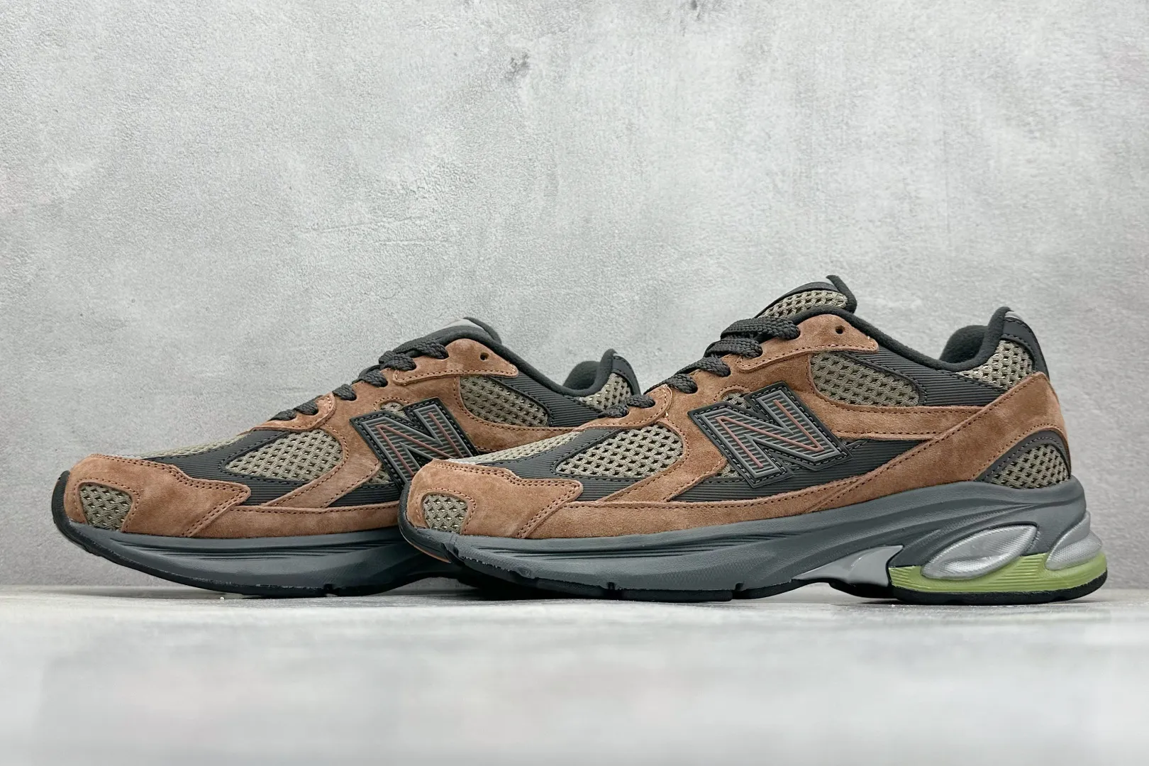 💰240 C版 NB New Balance 2010系列 新百伦经典复古休闲运动板鞋 以ENCAP中底配以升级版 N-ERGY缓震物料 鞋面则采用特色的柔软麂皮搭 以NewBalance经典的尼龙网布 低调中还原跑鞋本真 更年轻化的设计理念与材质 让新世代青年得以用全新视角体验经典鞋款的传奇魅力 官方货号:M2010BRN 尺码:36 37 37.5 38 38.5 39.5 40 40.5 41.5 42 42.5 43 44 45 46.5 编码:33