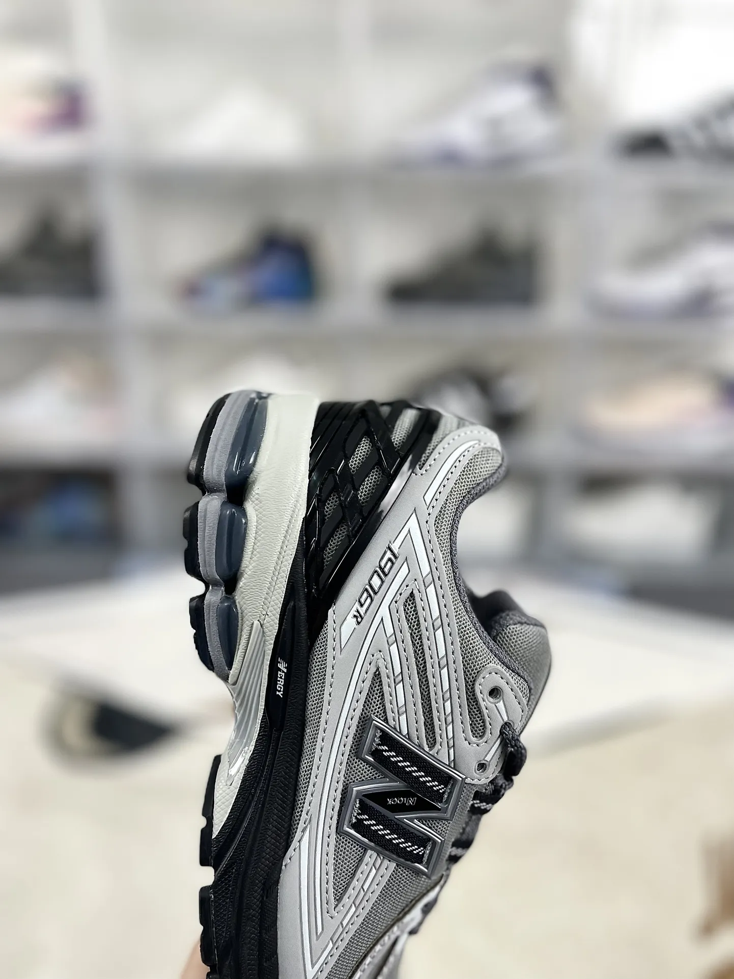 💰190 Z版纯原New Balance NB 1906R 舒适简约耐磨 低帮 休闲跑步鞋 男女款 黑灰 ▪️New Balance以诞生于21世纪的科技跑鞋1906为蓝本，融合现代先锋科技与日常使用风格注入当代美学，革新演绎复古时尚。淋漓经典轮廓，致敬千福一代跑者的科技美学，1906R以现代设计语言还原初始配色，层次演绎时光更迭的魅力。 ▪️尺码：36-47（36 37 37.5 38 38.5 39.5 40 40.5 41.5 42 42.5 43 44 44.5 45 45.5 46.5 47） ▪️货号：M1906RLG