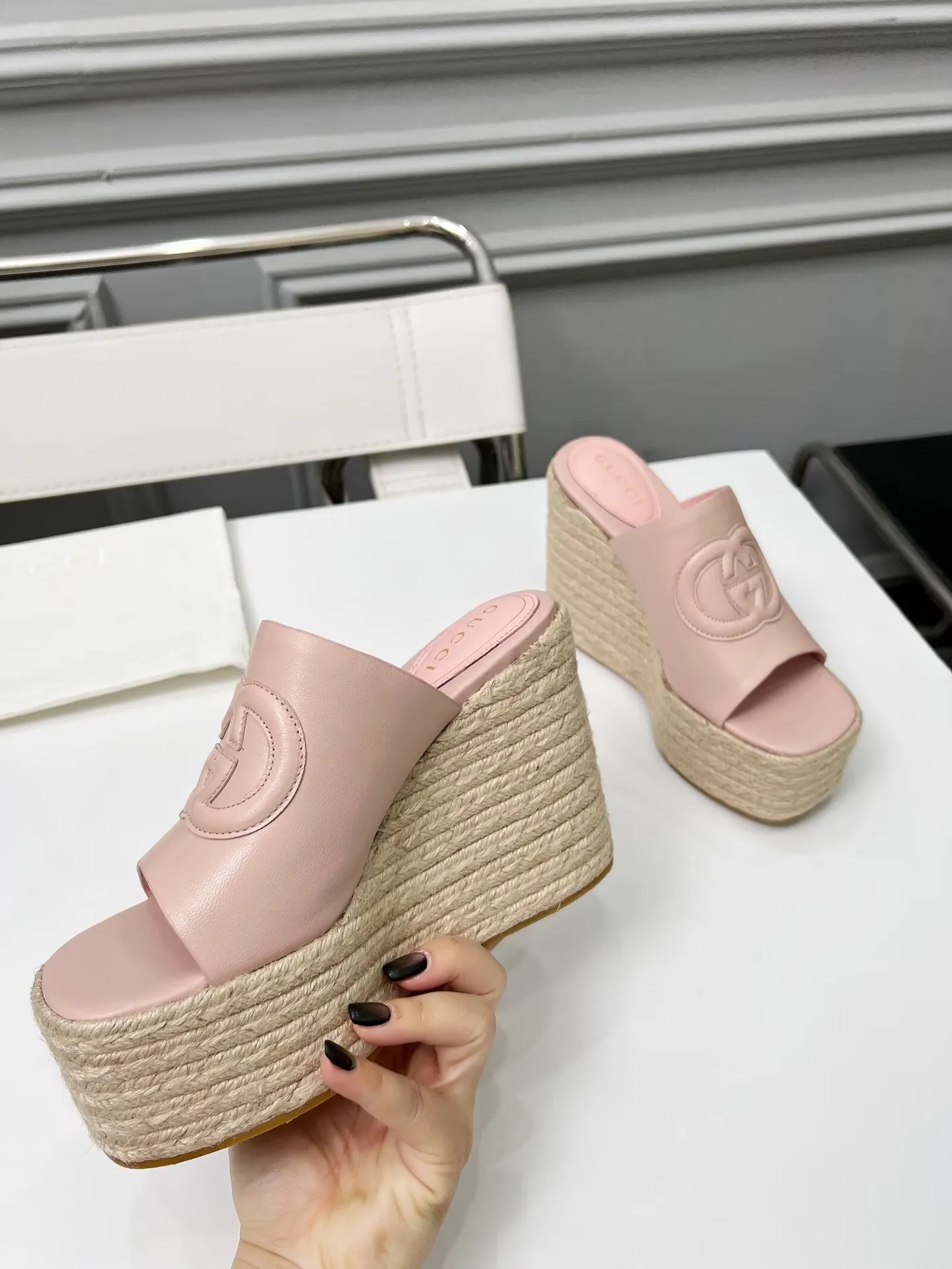 出厂价：210元 古琦新款拖鞋 ，时尚高端又个性十足的一款✅ 上脚很稳舒适又耐穿，日常搭配方便又独特，夏日必备经典款，鞋面采用GUCCI品牌车线 面料：牛皮 内里/垫脚：羊皮 水台高度：11cm 颜色：黑、白、棕、酒红、粉 码数：35&mdash;42（41、42需定做） 包装：配有布袋 卡片。