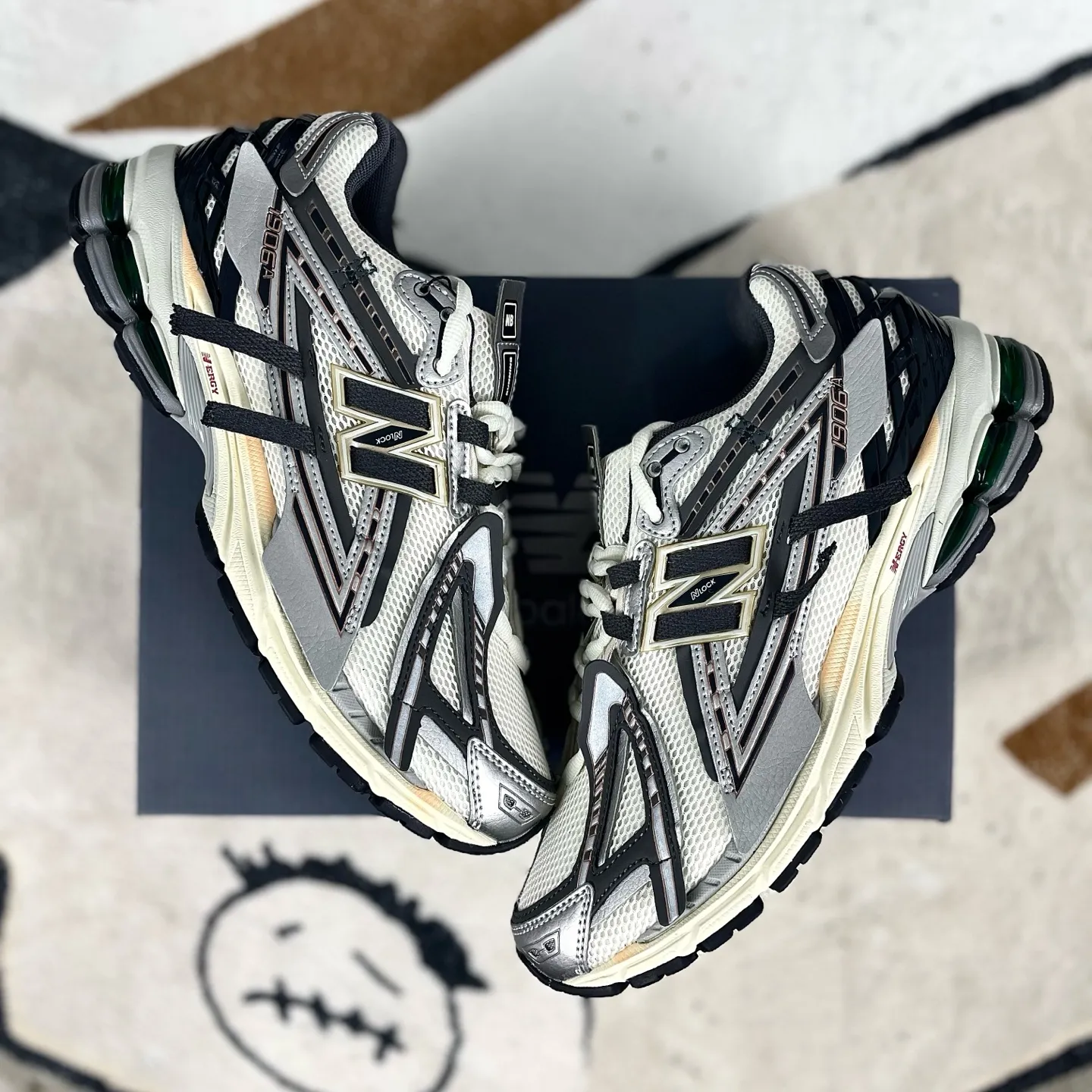 💰220 GS纯原 六层组合底New Balance 1906A 系带圆头耐磨 低帮跑步鞋 男款 灰银解构 新百伦 ▪️New Balance以诞生于21世纪的科技跑鞋1906为蓝本,融合现代先锋科技与日常使用风格注入当代美学,革新演绎复古时尚。淋漓经典轮廓,致敬千福一代跑者的科技美学,1906R以现代设计语言还原初始配色,层次演绎时光更迭的魅力。 ▪️尺码:36-45(36 37 37.5 38 38.5 39.5 40 40.5 41.5 42 42.5 43 44 44.5 45) ▪️货号:M1906AD