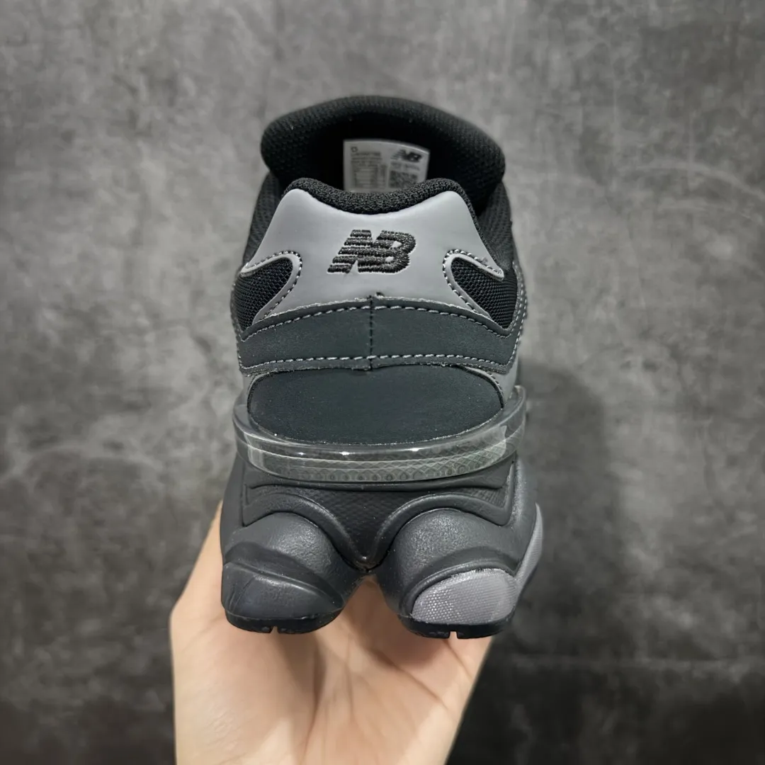 💰240【纯原版】 New Balance NB9060 联名款 复古休闲运动慢跑鞋 U906079E 全套原楦原纸板原厂数据开发 进口三明治网面 原装进口翻毛皮料正确绒感卡色 正确中底拉帮中底网布细节 原厂标裁 带紫光防伪 定制后跟透明水晶模块 冲裁组合 大底贴合程度胶水上色把控完美 整洁度挑战全网艺术家 多道序QC把关品质完善 匠心打造 耗时两个月开发完成 工艺极其复杂难度可想而知 新开独立私模大底 全网唯一正确六层组合大底 高端零售专供产物 尺码Size:36 37 37.5 38 38.5 39.5 40 40.5 41.5 42 42.5 43 44 45 46.5 编码:JPC290300