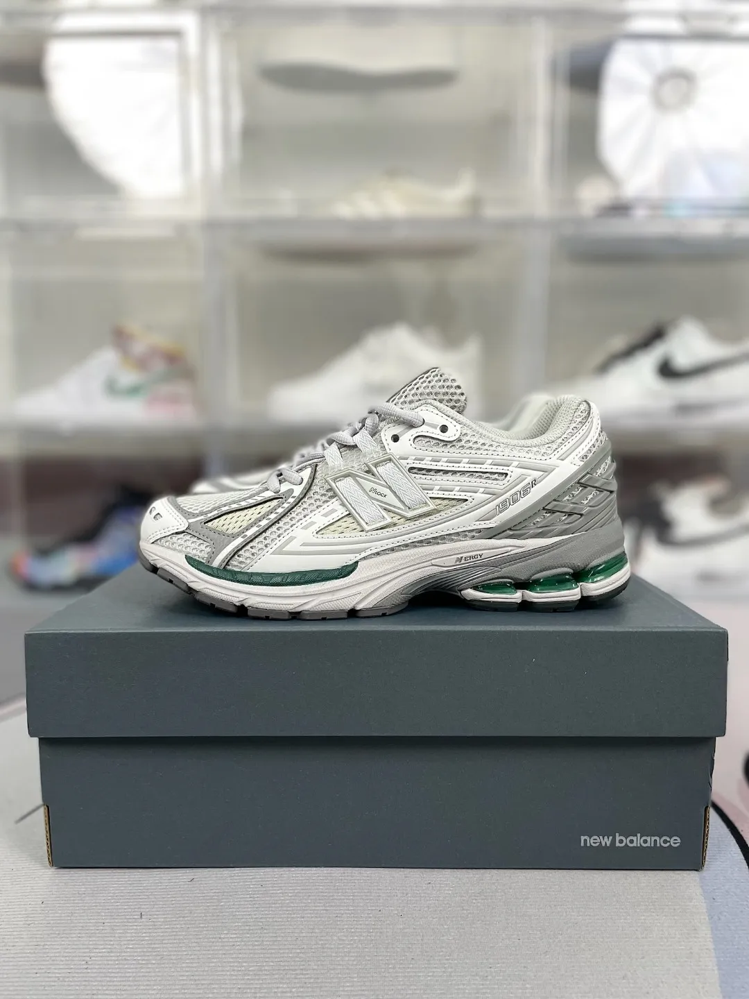 💰190 Z版纯原New Balance NB 1906R 龙年新品 格雷系 防滑透气 低帮 生活休闲鞋 男女同款 灰白色 新百伦 ▪️New Balance以诞生于21世纪的科技跑鞋1906为蓝本，融合现代先锋科技与日常使用风格注入当代美学，革新演绎复古时尚。淋漓经典轮廓，致敬千福一代跑者的科技美学，1906R以现代设计语言还原初始配色，层次演绎时光更迭的魅力。 ▪️尺码：36-45（36 37 37.5 38 38.5 39.5 40 40.5 41.5 42 42.5 43 44 44.5 45） ▪️货号：M1906RGP