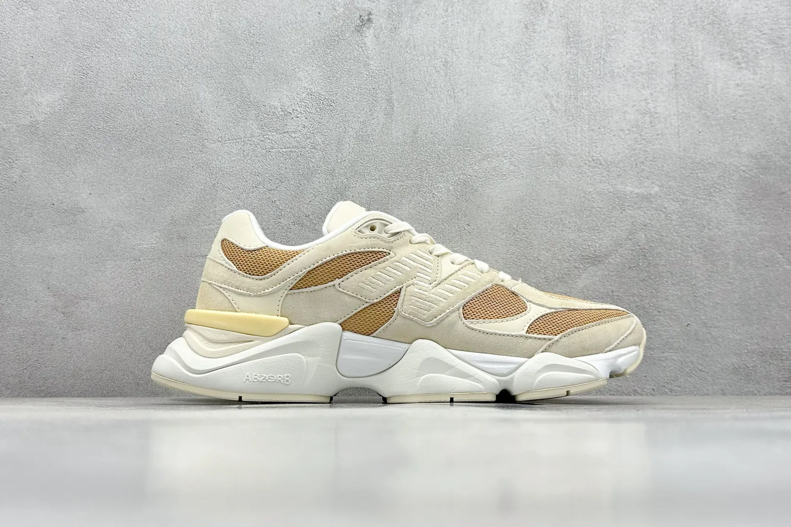 💰240 C版 Joe Freshgoods x New Balance NB9060 联名款 复古休闲运动慢跑鞋 #鞋款灵感源自设计师本人对夏日的怀日回忆。鞋面大身由空间双格及磨砂鞋面拼接而生,配以柔和、温暖的粉橘色调,夏日氛围拉满 #采用大面积网眼以及麂皮材质覆盖鞋身,还原经典气质。搭载ABZORB避震科技,由泡沫聚酯制成,上脚可以有效减少由鞋底反弹对身体及双腿的冲击力 货号: U9060FW 尺码:36 37 37.5 38 38.5 39 40 40.5 41 42 42.5 43 44 44.5 45 46.5 编码:33