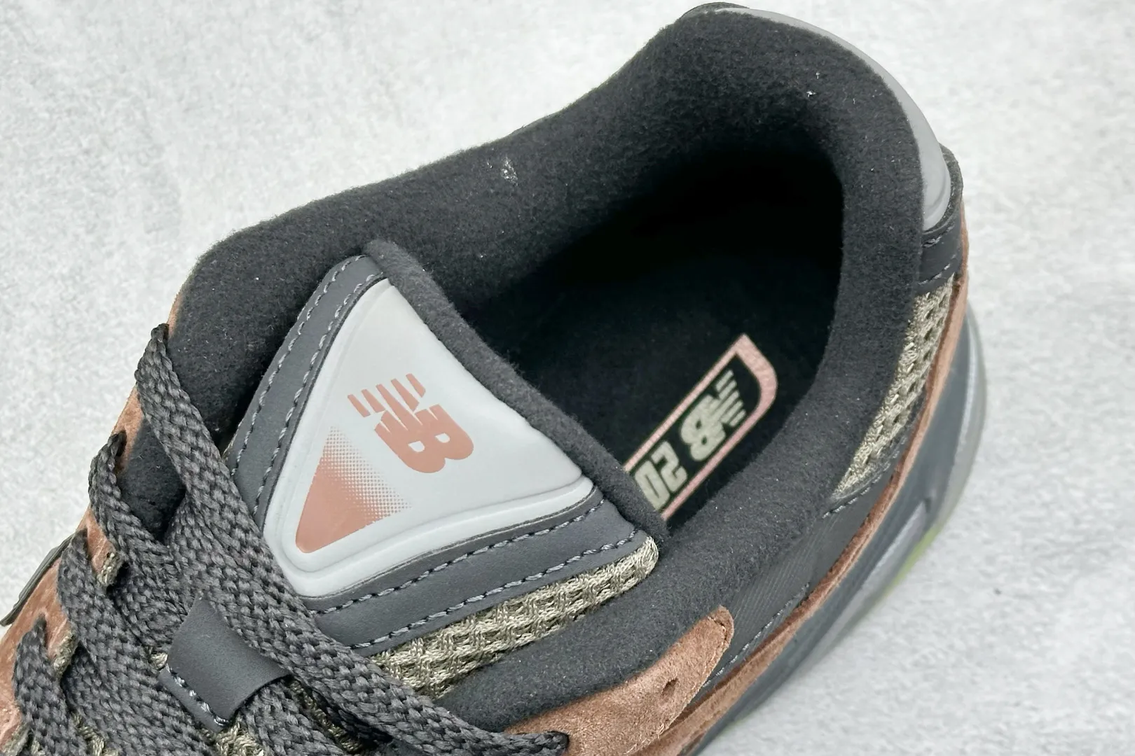 💰240 C版 NB New Balance 2010系列 新百伦经典复古休闲运动板鞋 以ENCAP中底配以升级版 N-ERGY缓震物料 鞋面则采用特色的柔软麂皮搭 以NewBalance经典的尼龙网布 低调中还原跑鞋本真 更年轻化的设计理念与材质 让新世代青年得以用全新视角体验经典鞋款的传奇魅力 官方货号:M2010BRN 尺码:36 37 37.5 38 38.5 39.5 40 40.5 41.5 42 42.5 43 44 45 46.5 编码:33