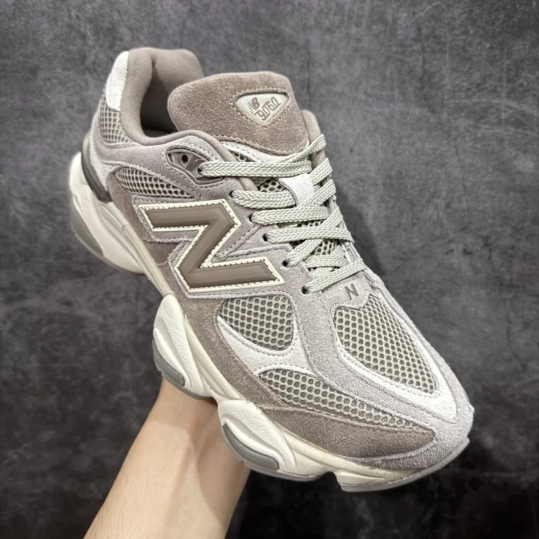 💰240【纯原版】 New Balance NB9060 联名款 复古休闲运动慢跑鞋 棕灰色U9060ERC 全套原楦原纸板原厂数据开发 进口三明治网面 原装进口翻毛皮料正确绒感卡色 正确中底拉帮中底网布细节 原厂标裁 带紫光防伪 定制后跟透明水晶模块 冲裁组合 大底贴合程度胶水上色把控完美 整洁度挑战全网艺术家 多道序QC把关品质完善 匠心打造 耗时两个月开发完成 工艺极其复杂难度可想而知 新开独立私模大底 全网唯一正确六层组合大底 高端零售专供产物 Size:36 37 37.5 38 38.5 39.5 40 40.5 41.5 42 42.5 43 44 45 46.5