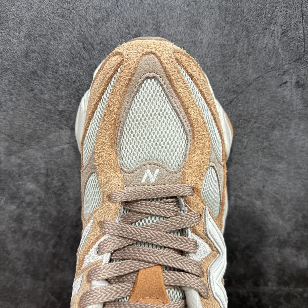 💰240【纯原版】 New Balance NB9060 联名款 复古休闲运动慢跑鞋 粉棕色U9060WCW 全套原楦原纸板原厂数据开发 进口三明治网面 原装进口翻毛皮料正确绒感卡色 正确中底拉帮中底网布细节 原厂标裁 带紫光防伪 定制后跟透明水晶模块 冲裁组合 大底贴合程度胶水上色把控完美 整洁度挑战全网艺术家 多道序QC把关品质完善 匠心打造 耗时两个月开发完成 工艺极其复杂难度可想而知 新开独立私模大底 全网唯一正确六层组合大底 高端零售专供产物 Size：36 37 37.5 38 38.5 39.5 40 40.5 41.5 42 42.5 43 44 45 46.5 编码：JPC290300