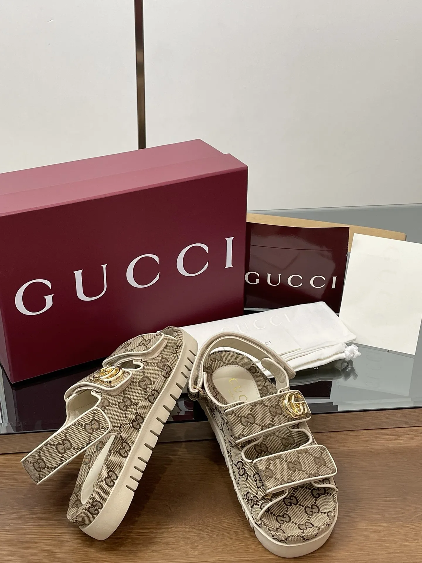 2025夏季新款GUCCi高端精品 🧧240💰🆕古驰早春系列😍饰双GG经典老花布沙滩凉鞋🔥顶级🆙代购品质！原版1:1复刻，毎个细节皆经过精心打磨细腻制作.可与ZG对比如一，无二品质！ Gucci 现代设计美学探索独特匠心之路，巧妙融合品牌经典元素与备受喜爱的品牌标识。这款凉鞋缀饰备受喜爱的双G造型配件，为整个设计注入一抹低调的品牌标识魅力，与魔术贴带的多功能性相得益彰。👏👏 面料：原版定制进口GG老花帆布+进口羊皮 内里/垫脚：进口羊皮里 鞋跟：2.0CM厚底 大底：模具进口橡胶底 尺码：女35-42（404142定做不退换） 包装：全套安可拉酒红原包装