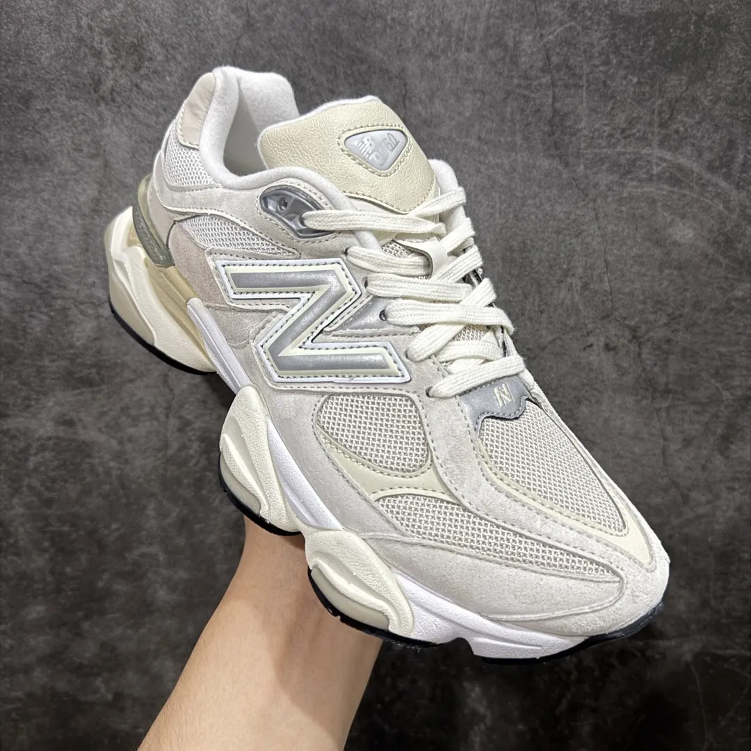 💰240 【纯原版】 New Balance NB9060 联名款 复古休闲运动慢跑鞋 米色U9060WHT 全套原楦原纸板原厂数据开发 进口三明治网面 原装进口翻毛皮料正确绒感卡色 正确中底拉帮中底网布细节 原厂标裁 带紫光防伪 定制后跟透明水晶模块 冲裁组合 大底贴合程度胶水上色把控完美 整洁度挑战全网艺术家 多道序QC把关品质完善 匠心打造 耗时两个月开发完成 工艺极其复杂难度可想而知 新开独立私模大底 全网唯一正确六层组合大底 高端零售专供产物 Size:36 37 37.5 38 38.5 39.5 40 40.5 41.5 42 42.5 43 44 45 46.5 编码:JPC290300