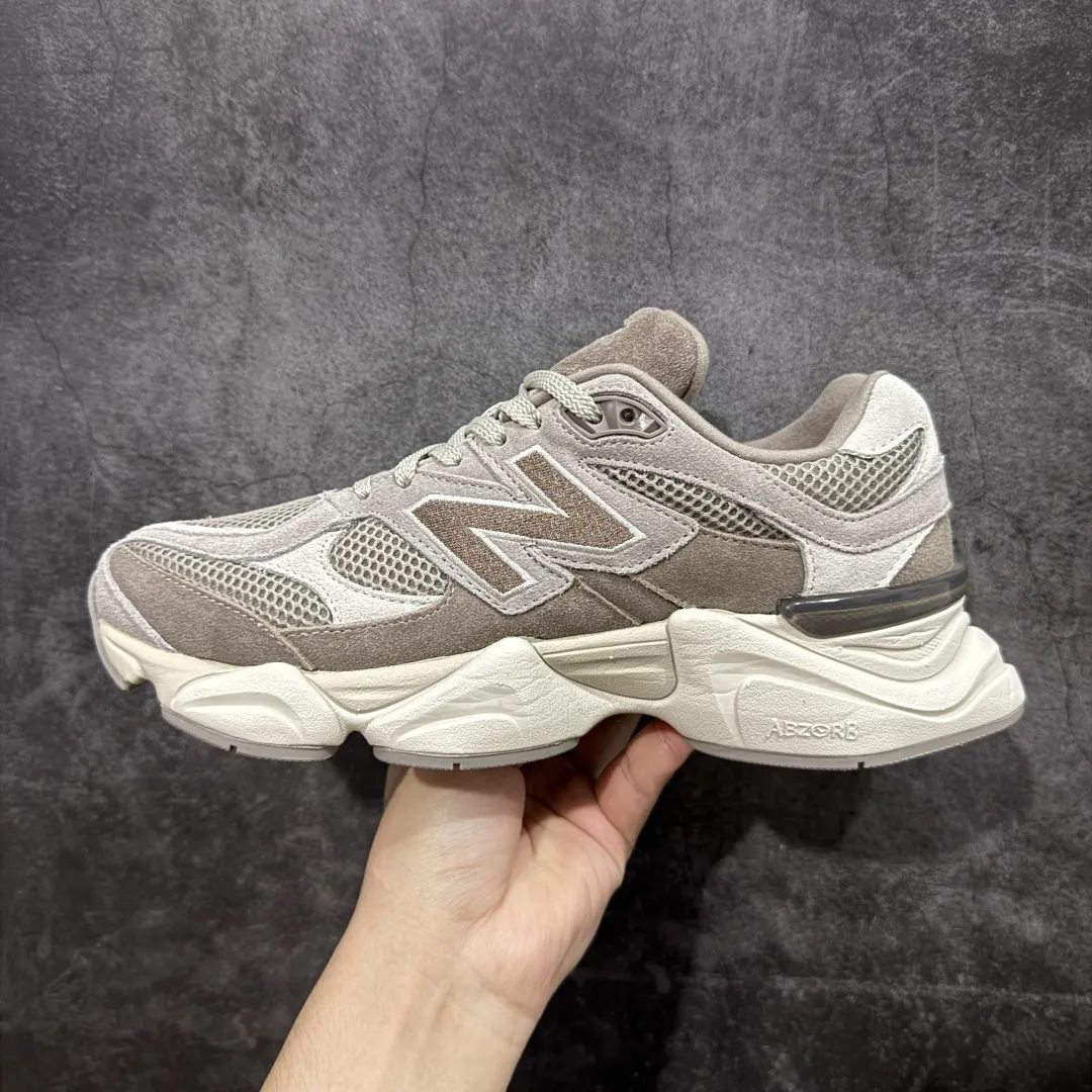 💰240【纯原版】 New Balance NB9060 联名款 复古休闲运动慢跑鞋 棕灰色U9060ERC 全套原楦原纸板原厂数据开发 进口三明治网面 原装进口翻毛皮料正确绒感卡色 正确中底拉帮中底网布细节 原厂标裁 带紫光防伪 定制后跟透明水晶模块 冲裁组合 大底贴合程度胶水上色把控完美 整洁度挑战全网艺术家 多道序QC把关品质完善 匠心打造 耗时两个月开发完成 工艺极其复杂难度可想而知 新开独立私模大底 全网唯一正确六层组合大底 高端零售专供产物 Size:36 37 37.5 38 38.5 39.5 40 40.5 41.5 42 42.5 43 44 45 46.5