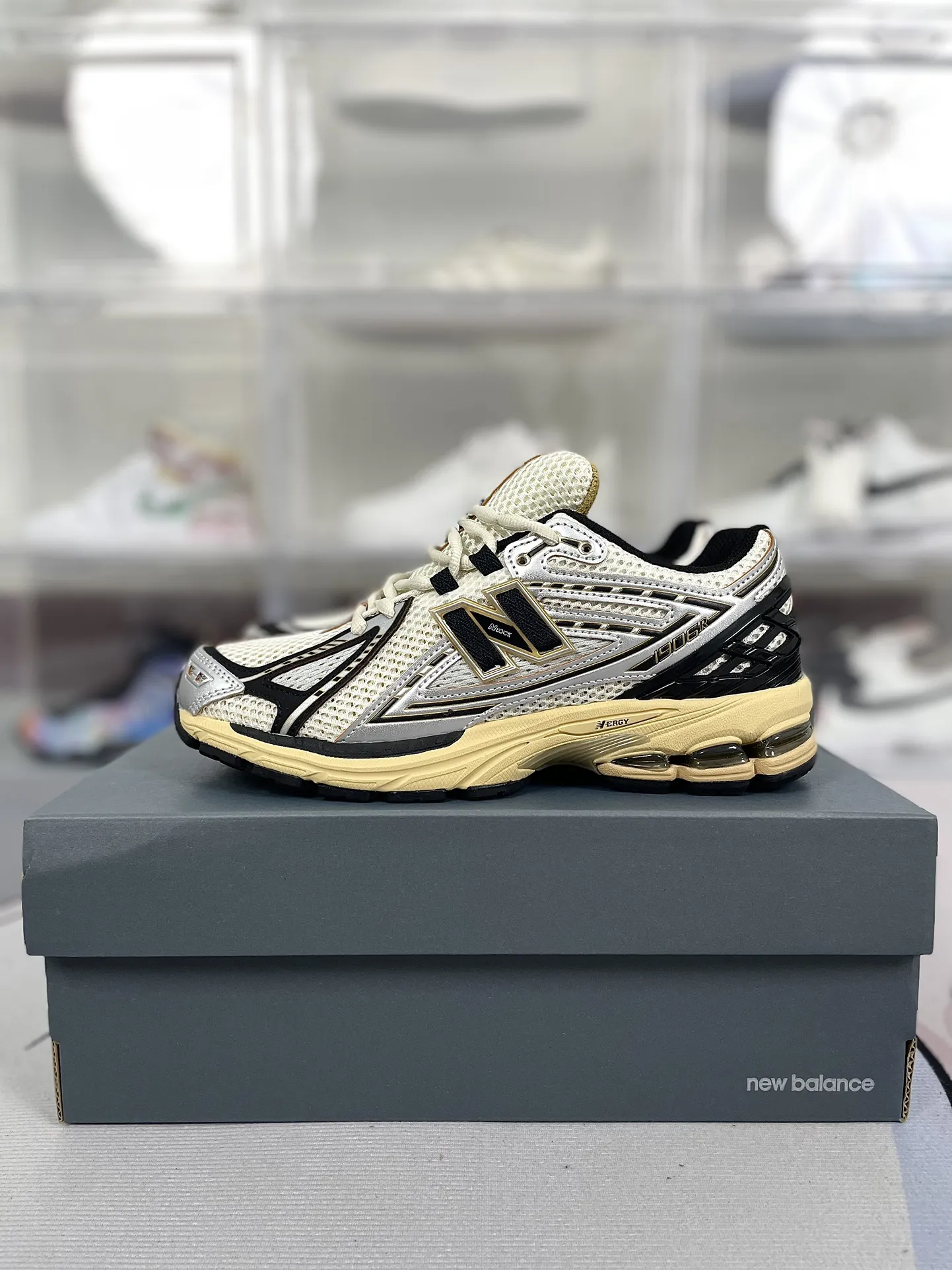 💰190 Z版纯原New Balance NB 1906R 复古潮流舒适透气增高 低帮 休闲跑步鞋 男女同款 米黑银 新百伦 ▪️New Balance以诞生于21世纪的科技跑鞋1906为蓝本,融合现代先锋科技与日常使用风格注入当代美学,革新演绎复古时尚。淋漓经典轮廓,致敬千福一代跑者的科技美学,1906R以现代设计语言还原初始配色,层次演绎时光更迭的魅力。 ▪️尺码:36-45(36 37 37.5 38 38.5 39.5 40 40.5 41.5 42 42.5 43 44 44.5 45) ▪️货号:M1906RAV