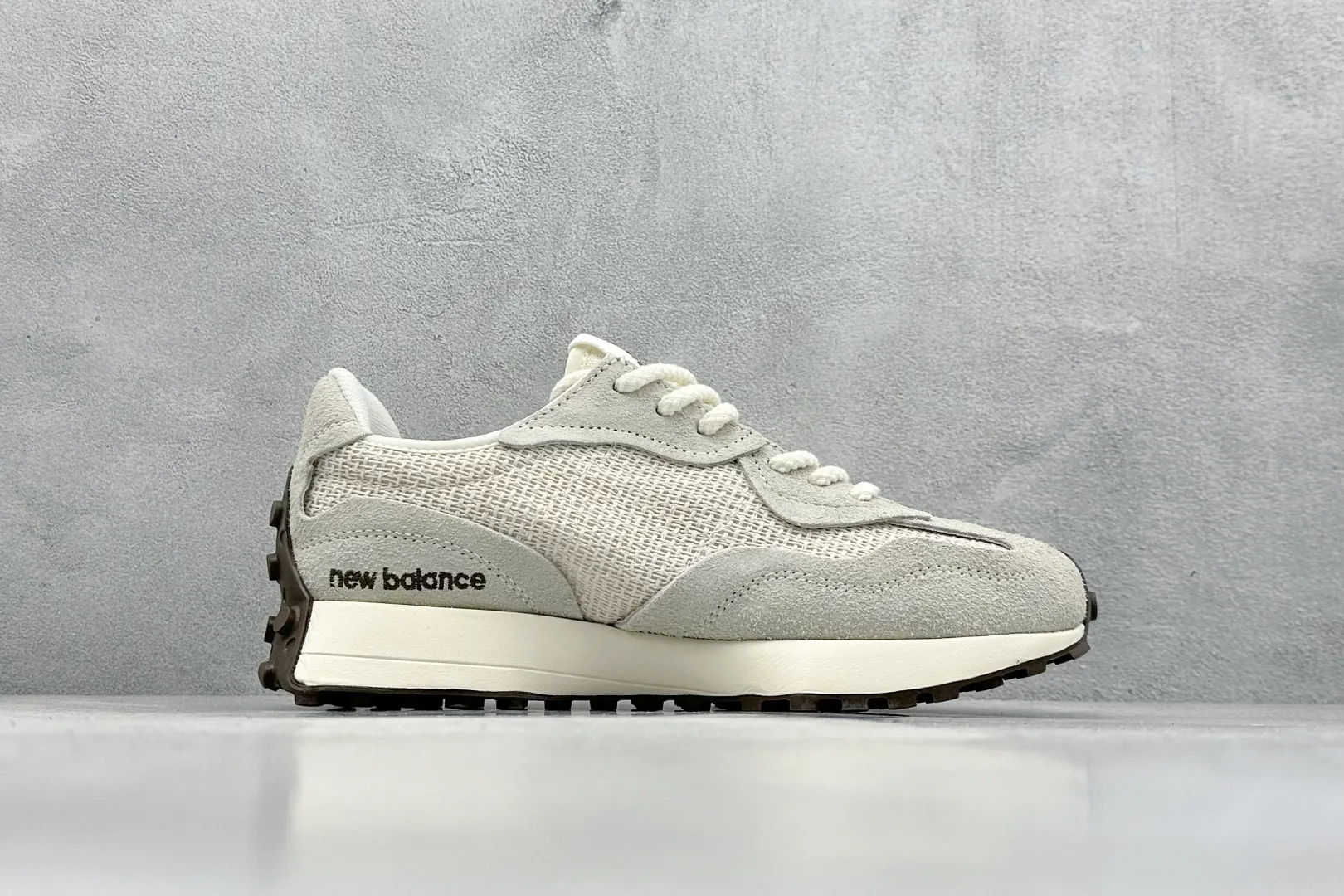 💰170 纯原 New Balance MS327 复古休闲运动慢跑鞋 全新 New Balance 327 系列，以更纯粹的复古风格设计打造的全新造型。侧身还以解构设计，将 N 字标志以做旧压花样式呈现，样式别具新意。而麂皮、冲孔皮革的塑造，则呈现出高级怀旧气质，也让鞋款在奢华时装风格与运动氛围之间达到了平衡 官方货号: U327WVA 尺码：36-45 编码：28