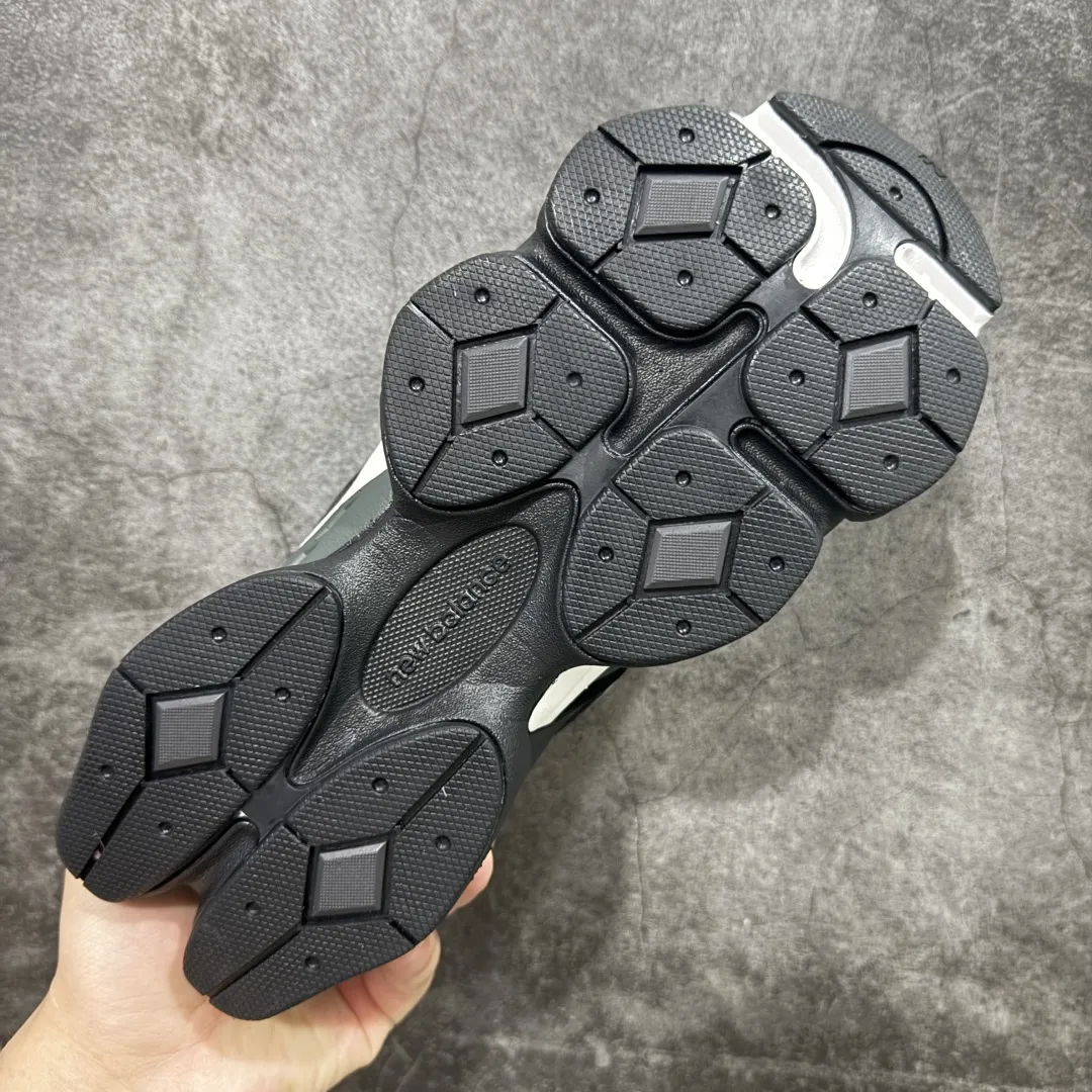 💰240【纯原版】 New Balance NB9060 联名款 复古休闲运动慢跑鞋 黑白色U9060PNR 全套原楦原纸板原厂数据开发 进口三明治网面 原装进口翻毛皮料正确绒感卡色 正确中底拉帮中底网布细节 原厂标裁 带紫光防伪 定制后跟透明水晶模块 冲裁组合 大底贴合程度胶水上色把控完美 整洁度挑战全网艺术家 多道序QC把关品质完善 匠心打造 耗时两个月开发完成 工艺极其复杂难度可想而知 新开独立私模大底 全网唯一正确六层组合大底 高端零售专供产物 Size:36 37 37.5 38 38.5 39.5 40 40.5 41.5 42 42.5 43 44 45 46.5 编码:JPC290300