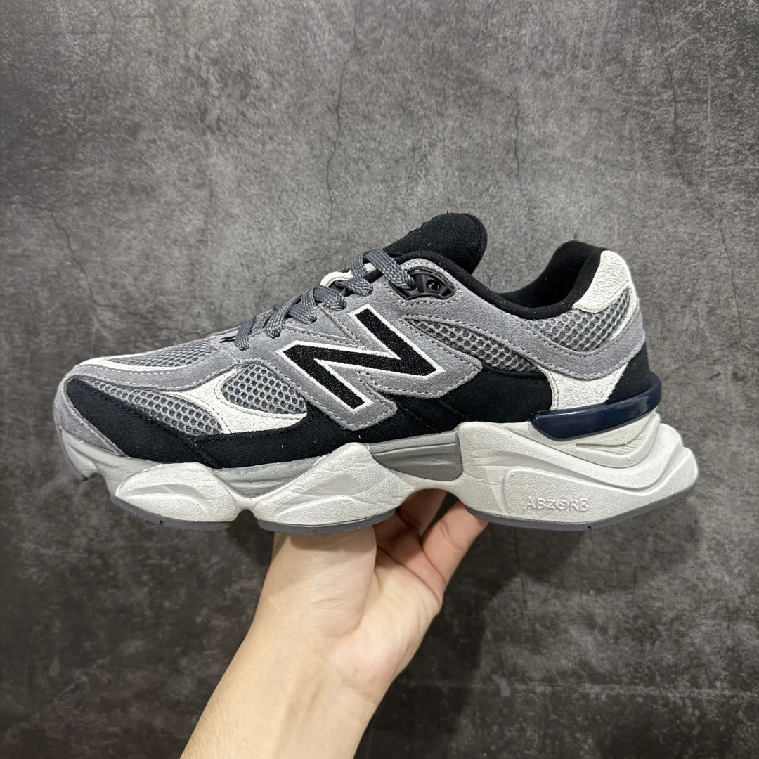 💰240【纯原C版】 New Balance NB9060 联名款 复古休闲运动慢跑鞋 黑灰色 U9060ERA 全套原楦原纸板原厂数据开发 进口三明治网面 原装进口翻毛皮料正确绒感卡色 正确中底拉帮中底网布细节 原厂标裁 带紫光防伪 定制后跟透明水晶模块 冲裁组合 大底贴合程度胶水上色把控完美 整洁度挑战全网艺术家 多道序QC把关品质完善 匠心打造 耗时两个月开发完成 工艺极其复杂难度可想而知 新开独立私模大底 全网唯一正确六层组合大底 高端零售专供产物 Size:36 37 37.5 38 38.5 39 40 40.5 41 42 42.5 43 44 45 46.5 编码:JPC290300