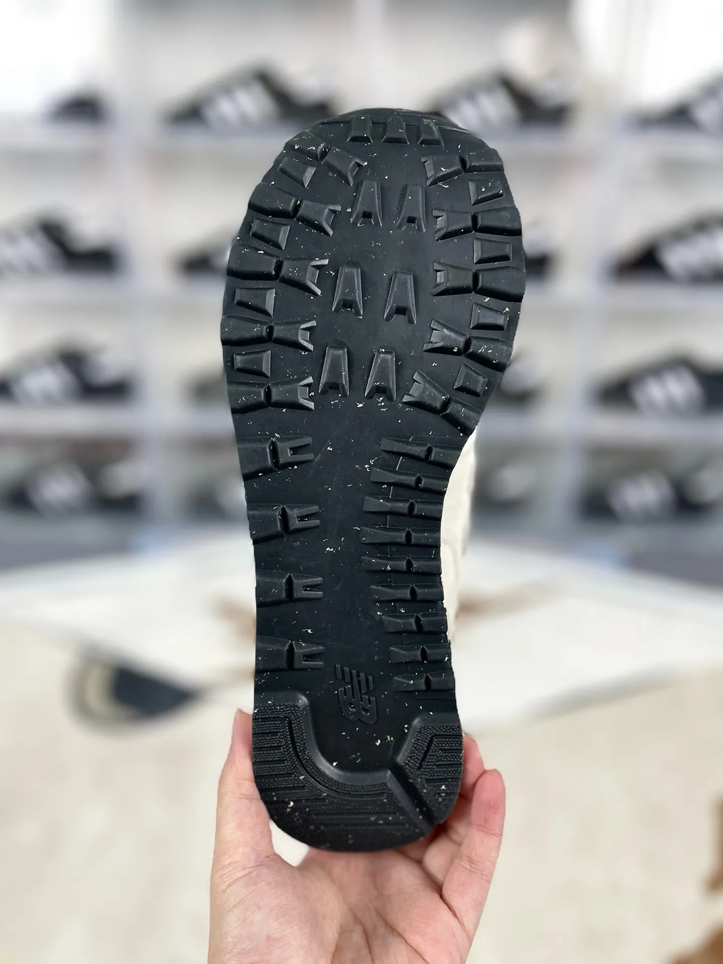 💰180 GS纯原New Balance NB 574 复古减震包裹性反光平衡耐磨轻便透气防滑 低帮 休闲跑步鞋 男女同款 米白黑 新百伦 ▪️New Balance 574 诞生于1988年,直至今天仍是 NewBalance 最为热销的复古慢跑鞋之一,其简约复古的外形,层出不穷的配色,成为了 New Balance 最热销的型号,作为New Balance 的当家鞋款,574兼具经典与时尚,备受明星潮人的追捧,是New Balance 的粉丝几乎人手一双的经典鞋款。 ▪️尺码:36-45(36 37 37.5 38 38.5 39.5 40 40.5 41.5 42 42.5 43 44 44.5 45) ▪️货号:U574OF2