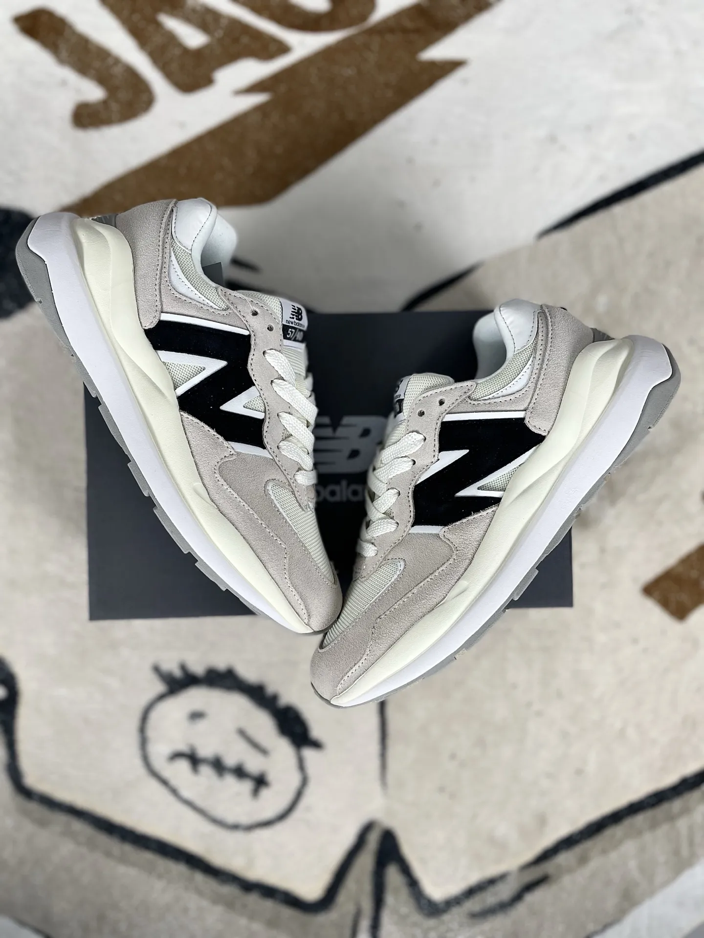 💰170 FX纯原New Balance NB 5740 复古 潮流 经典 皮革减震防滑耐磨 低帮 休闲跑步鞋 男女款 灰白黑 新百伦 ▪️NB5740跑鞋是一款集复古美学与现代科技于一身的鞋款。鞋面材质采用麂皮与网布的组合,左右脚材质差异化的设计(如翻毛皮与滑皮拼接),带来独特层次感。同时,鞋面上的反光N字Logo既呼应了90年代复古美学,又融入了现代潮流元素。中底采用泡沫与橡胶组合,提供了卓越的缓震效果,有效减少运动时对脚部的冲击力。网眼设计增强了透气性,搭配宽版鞋型,使得鞋子在保持包裹性的同时,也能确保穿着时的舒适度。无论是湿滑的路面还是干燥的环境,NB5740都能提供稳定的支撑和保护。其防滑外底和耐磨材质的设计,让鞋子在各种地形下都能保持出色的抓地力。无论是健身房锻炼还是户外跑步,NB5740都能轻松应对。其简约而不失时尚的外观设计,使得NB5740在日常休闲逛街时也同样引人注目。 ▪️尺码:36-45(36 37 37.5 38 38.5 39.5 40 40.5 41.5 42 42.5 43 44 44.5 45) ▪️货号:M5740CBC