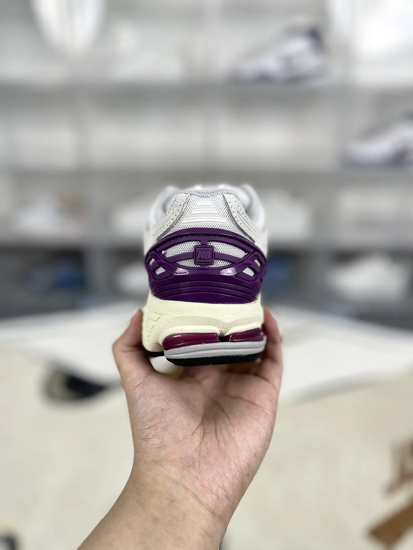 💰190 Z版纯原New Balance NB 1906R 舒适简约百搭耐磨 低帮 休闲跑步鞋 男女款 米紫 新百伦 ▪️New Balance以诞生于21世纪的科技跑鞋1906为蓝本,融合现代先锋科技与日常使用风格注入当代美学,革新演绎复古时尚。淋漓经典轮廓,致敬千福一代跑者的科技美学,1906R以现代设计语言还原初始配色,层次演绎时光更迭的魅力。 ▪️尺码:36-40(36 37 37.5 38 38.5 39.5 40) ▪️货号:M1906REF