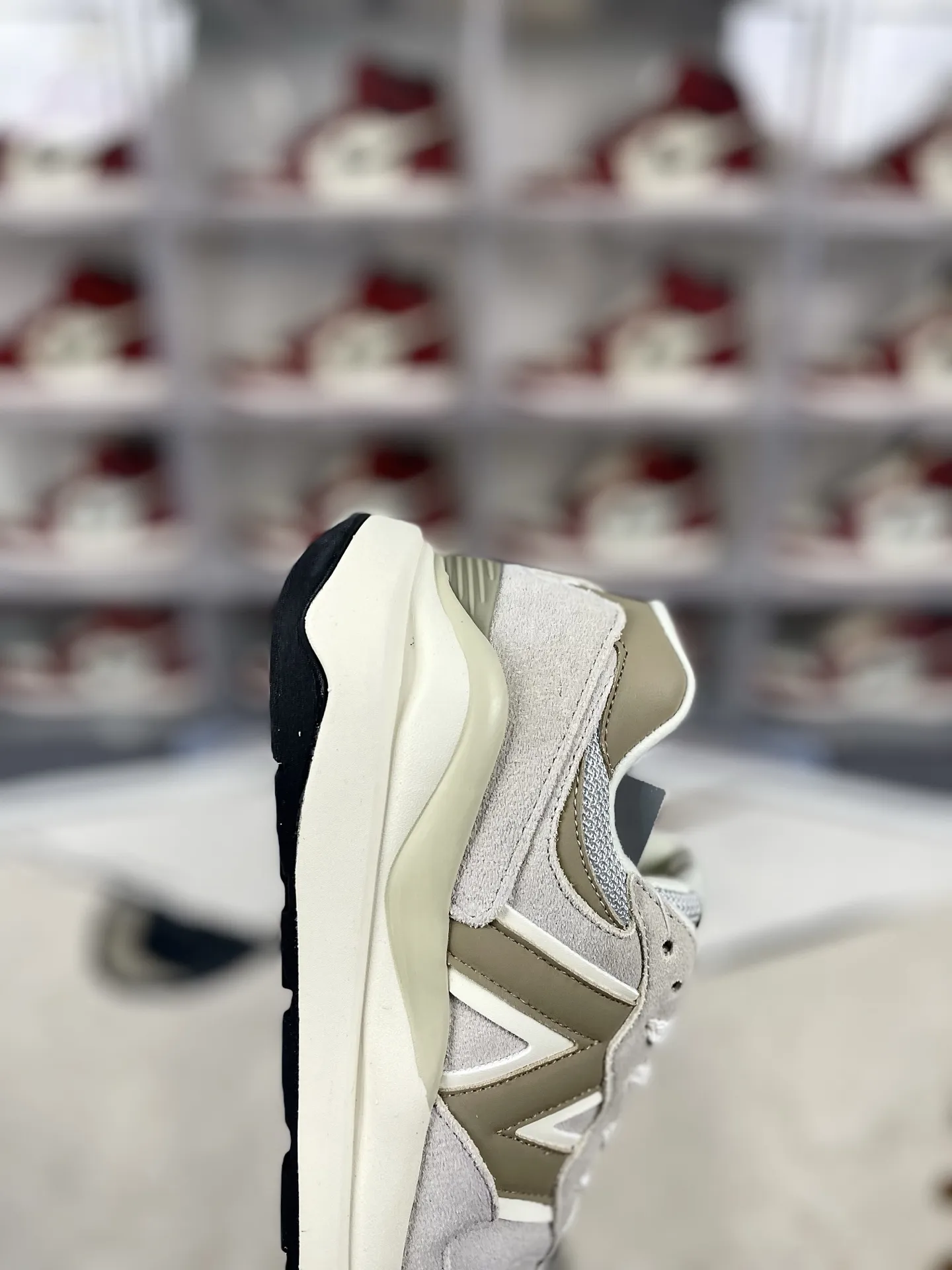 💰170 FX纯原New Balance NB 5740 复古 潮流 经典 皮革减震防滑耐磨 低帮 休闲跑步鞋 男女款 浅奶茶色 新百伦 ▪️NB5740跑鞋是一款集复古美学与现代科技于一身的鞋款。鞋面材质采用麂皮与网布的组合，左右脚材质差异化的设计（如翻毛皮与滑皮拼接），带来独特层次感。同时，鞋面上的反光N字Logo既呼应了90年代复古美学，又融入了现代潮流元素。中底采用泡沫与橡胶组合，提供了卓越的缓震效果，有效减少运动时对脚部的冲击力。网眼设计增强了透气性，搭配宽版鞋型，使得鞋子在保持包裹性的同时，也能确保穿着时的舒适度。无论是湿滑的路面还是干燥的环境，NB5740都能提供稳定的支撑和保护。其防滑外底和耐磨材质的设计，让鞋子在各种地形下都能保持出色的抓地力。无论是健身房锻炼还是户外跑步，NB5740都能轻松应对。其简约而不失时尚的外观设计，使得NB5740在日常休闲逛街时也同样引人注目。 ▪️尺码：36-45（36 37 37.5 38 38.5 39.5 40 40.5 41.5 42 42.5 43 44 44.5 45） ▪️货号：W5740LT1