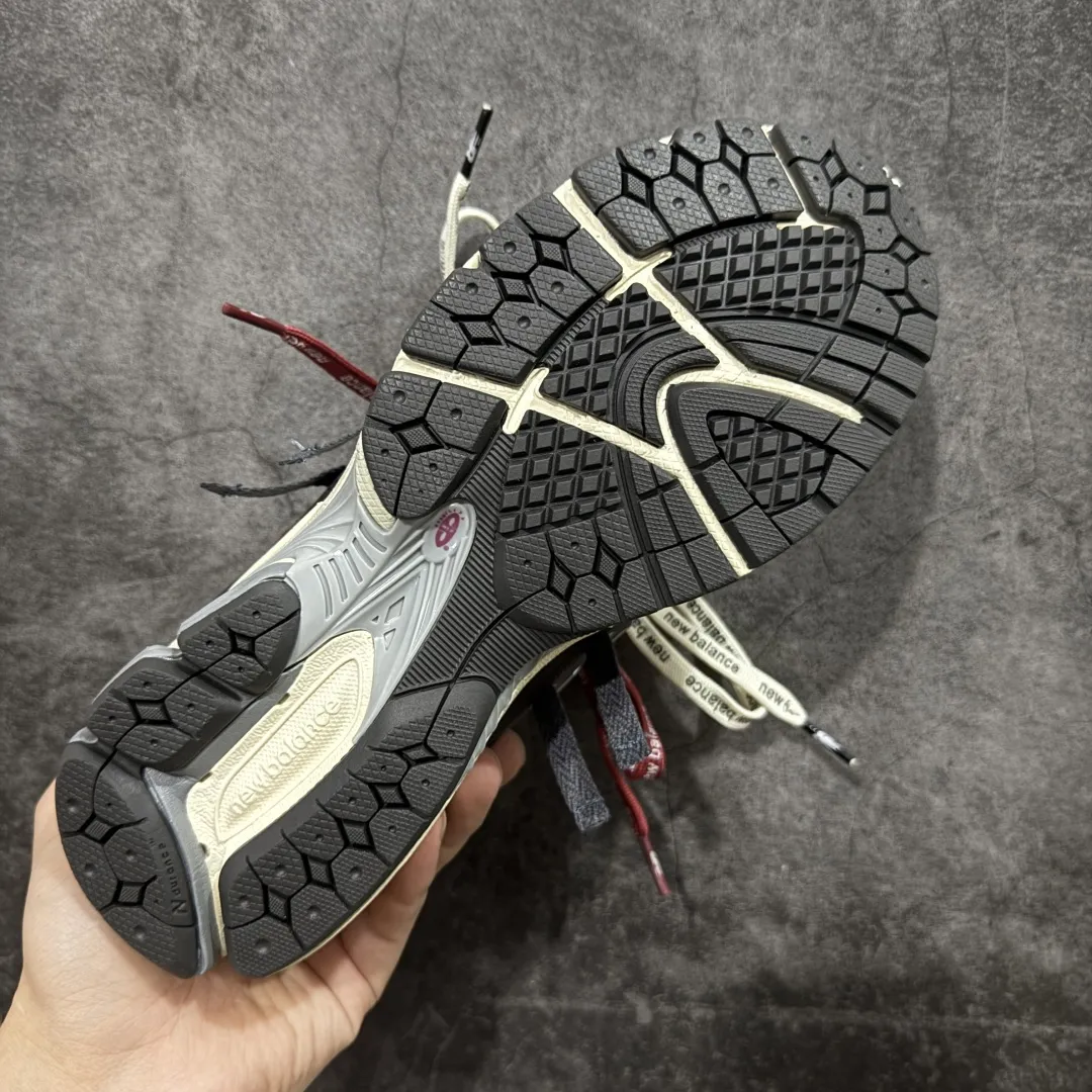 💰260 【纯原K版】新百伦New Balance M1906AR系列低帮复古老爹风休闲运动慢跑鞋 M1906AR 双绑带版本(另附一副原版鞋带) 全新大厂出品 市场第一梯队品质 绝对秒杀市场货 完美版型 正确组合大底 区别市场刷漆底版本 全套原楦原纸板原厂数据开发 进口三明治网面 原装进口皮料正确卡色 正确中底拉帮中底网布细节 原厂标裁 带紫光防伪 定制后跟透明水晶模块 冲裁组合 大底贴合程度胶水上色把控完美 整洁度挑战全网艺术家 多道序QC把关品质完善 匠心打造 耗时多月开发完成 工艺极其复杂难度可想而知 新开独立私模大底 正确六层组合大底 高端零售专供产物 Size:36 37 37.5 38 38.5 39 40 40.5 41 42 42.5 43 44 45 46 编码:X1B310320