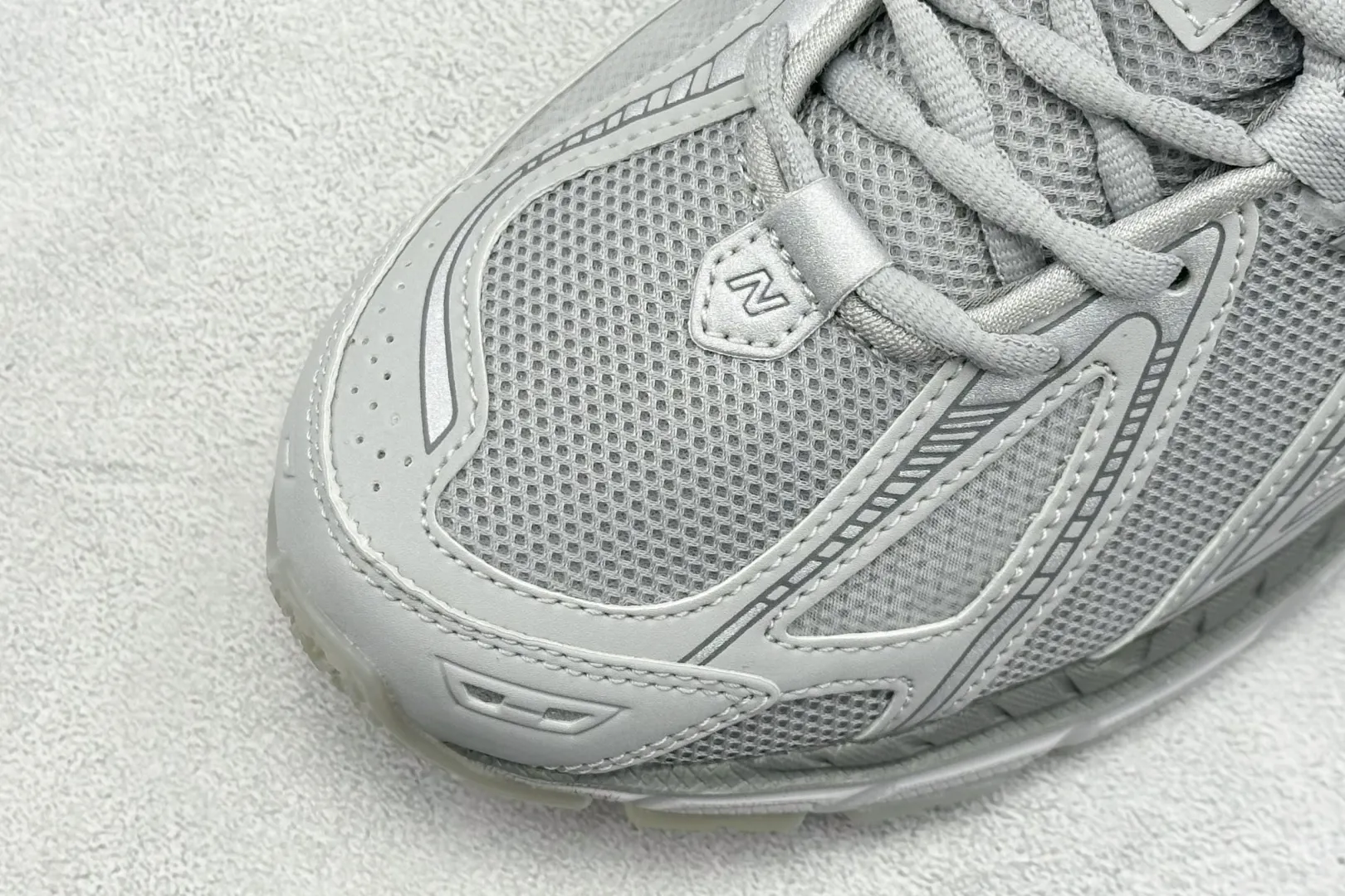 💰220 C版 New Balance 1906系列复古老爹风休闲运动慢跑鞋 #采用轻质牛剖革拼接透气网眼衬垫织物鞋面材质 T-Beam大底提供足步弓支撑,保持步态稳定 后跟搭载外露缓震胶 货号:U1906RNY 尺码:36 37 37.5 38 38.5 39.5 40 40.5 41.5 42 42.5 43 44 44.5 45 46.5 编码:33