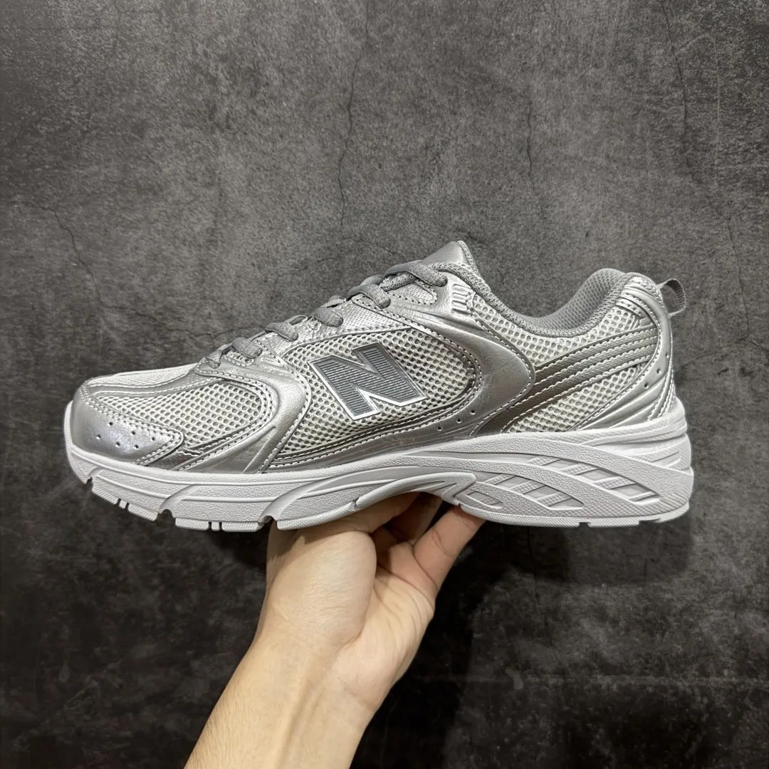 💰200【DT版本】新百伦NB New Balance MR530 银色 MR530ZGS 全套原楦原纸板原厂数据开发 原厂网纱 原装进口皮料正确卡色 正确中底拉帮中底网布细节 冲裁组合 匠心打造 耗时两个月开发完成 工艺极其复杂难度可想而知 新开独立私模大底 全网唯一正确做旧组合大底 高端零售专供产物 尺码:36 37 37.5 38 38.5 39.5 40 40.5 41.5 42 42.5 43 44 44.5 编码:DT240250