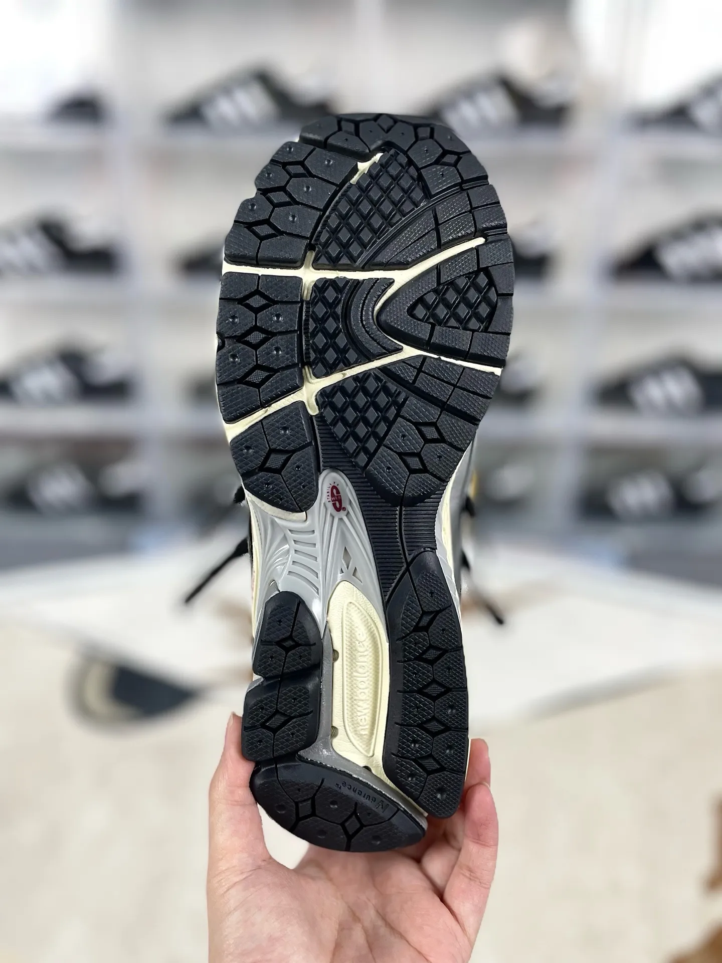 💰220 GS纯原 六层组合底New Balance 1906A 系带圆头耐磨 低帮跑步鞋 男款 灰银解构 新百伦 ▪️New Balance以诞生于21世纪的科技跑鞋1906为蓝本，融合现代先锋科技与日常使用风格注入当代美学，革新演绎复古时尚。淋漓经典轮廓，致敬千福一代跑者的科技美学，1906R以现代设计语言还原初始配色，层次演绎时光更迭的魅力。 ▪️尺码：36-45（36 37 37.5 38 38.5 39.5 40 40.5 41.5 42 42.5 43 44 44.5 45） ▪️货号：M1906AD