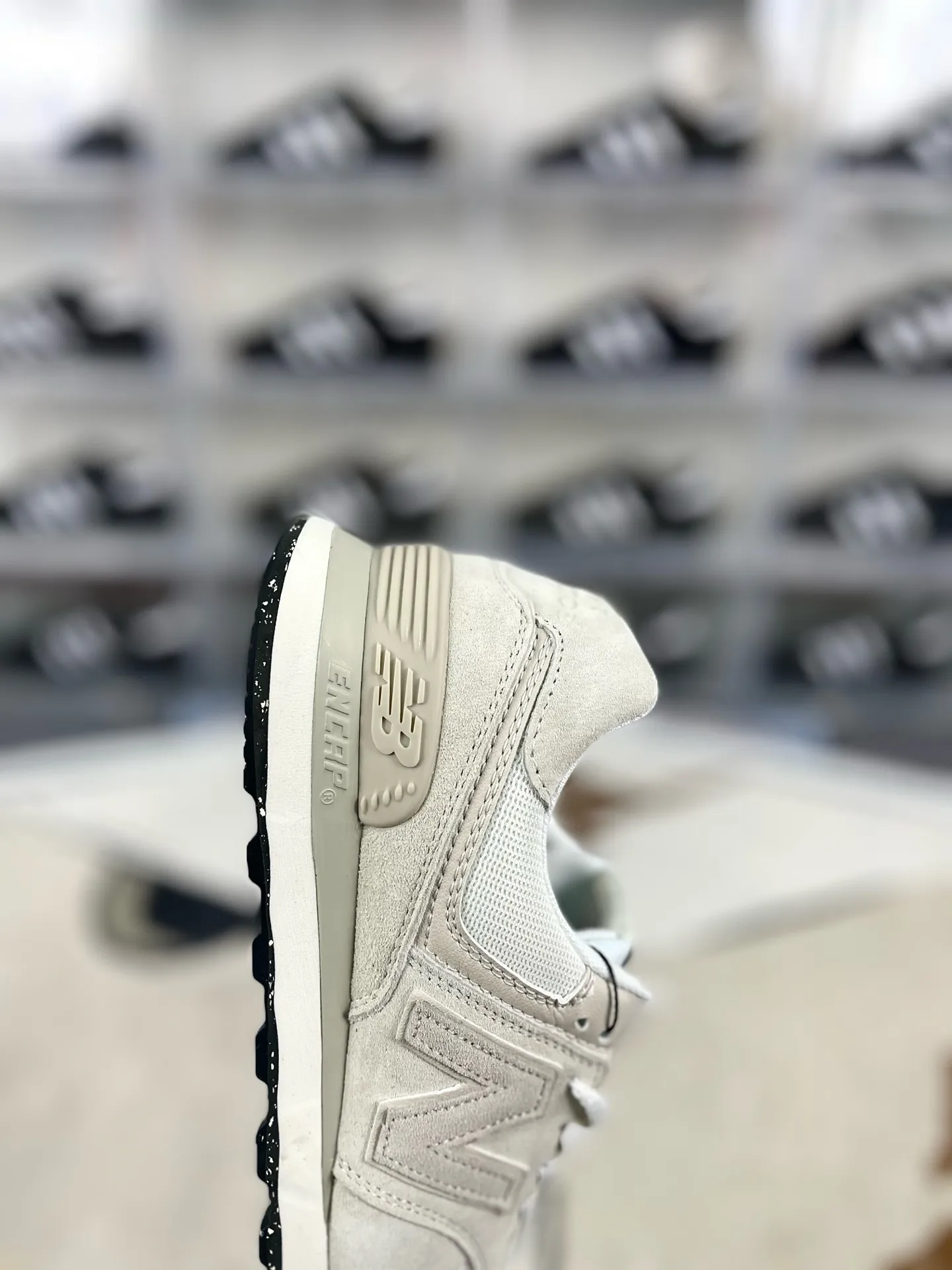 💰180 GS纯原New Balance NB 574 复古减震包裹性反光平衡耐磨轻便透气防滑 低帮 休闲跑步鞋 男女同款 米白黑 新百伦 ▪️New Balance 574 诞生于1988年,直至今天仍是 NewBalance 最为热销的复古慢跑鞋之一,其简约复古的外形,层出不穷的配色,成为了 New Balance 最热销的型号,作为New Balance 的当家鞋款,574兼具经典与时尚,备受明星潮人的追捧,是New Balance 的粉丝几乎人手一双的经典鞋款。 ▪️尺码:36-45(36 37 37.5 38 38.5 39.5 40 40.5 41.5 42 42.5 43 44 44.5 45) ▪️货号:U574OF2