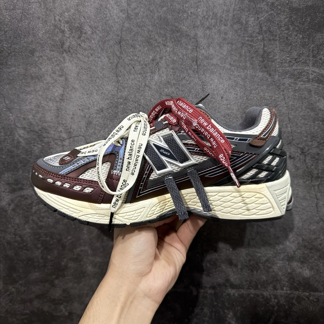 💰260 【纯原K版】新百伦New Balance M1906AR系列低帮复古老爹风休闲运动慢跑鞋 M1906AR 双绑带版本（另附一副原版鞋带） 全新大厂出品 市场第一梯队品质 绝对秒杀市场货 完美版型 正确组合大底 区别市场刷漆底版本 全套原楦原纸板原厂数据开发 进口三明治网面 原装进口皮料正确卡色 正确中底拉帮中底网布细节 原厂标裁 带紫光防伪 定制后跟透明水晶模块 冲裁组合 大底贴合程度胶水上色把控完美 整洁度挑战全网艺术家 多道序QC把关品质完善 匠心打造 耗时多月开发完成 工艺极其复杂难度可想而知 新开独立私模大底 正确六层组合大底 高端零售专供产物 Size：36 37 37.5 38 38.5 39 40 40.5 41 42 42.5 43 44 45 46 编码：X1B310320