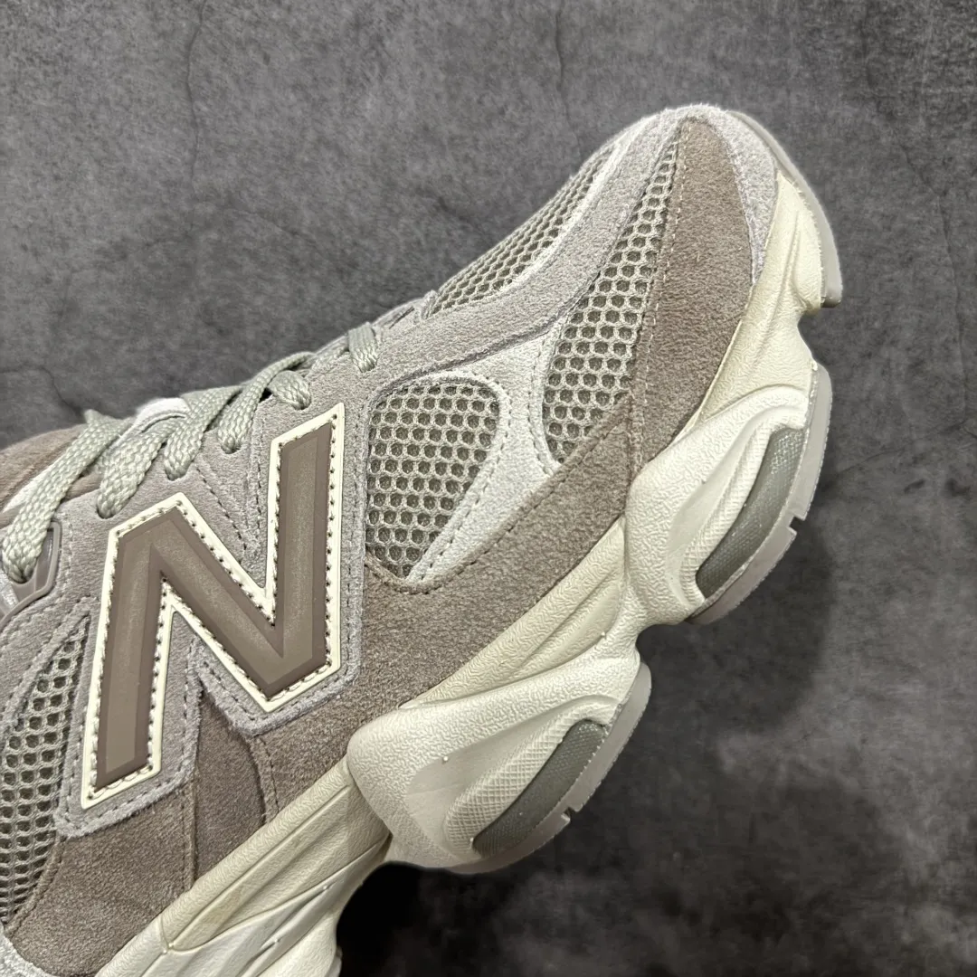 💰240【纯原版】 New Balance NB9060 联名款 复古休闲运动慢跑鞋 棕灰色U9060ERC 全套原楦原纸板原厂数据开发 进口三明治网面 原装进口翻毛皮料正确绒感卡色 正确中底拉帮中底网布细节 原厂标裁 带紫光防伪 定制后跟透明水晶模块 冲裁组合 大底贴合程度胶水上色把控完美 整洁度挑战全网艺术家 多道序QC把关品质完善 匠心打造 耗时两个月开发完成 工艺极其复杂难度可想而知 新开独立私模大底 全网唯一正确六层组合大底 高端零售专供产物 Size:36 37 37.5 38 38.5 39.5 40 40.5 41.5 42 42.5 43 44 45 46.5