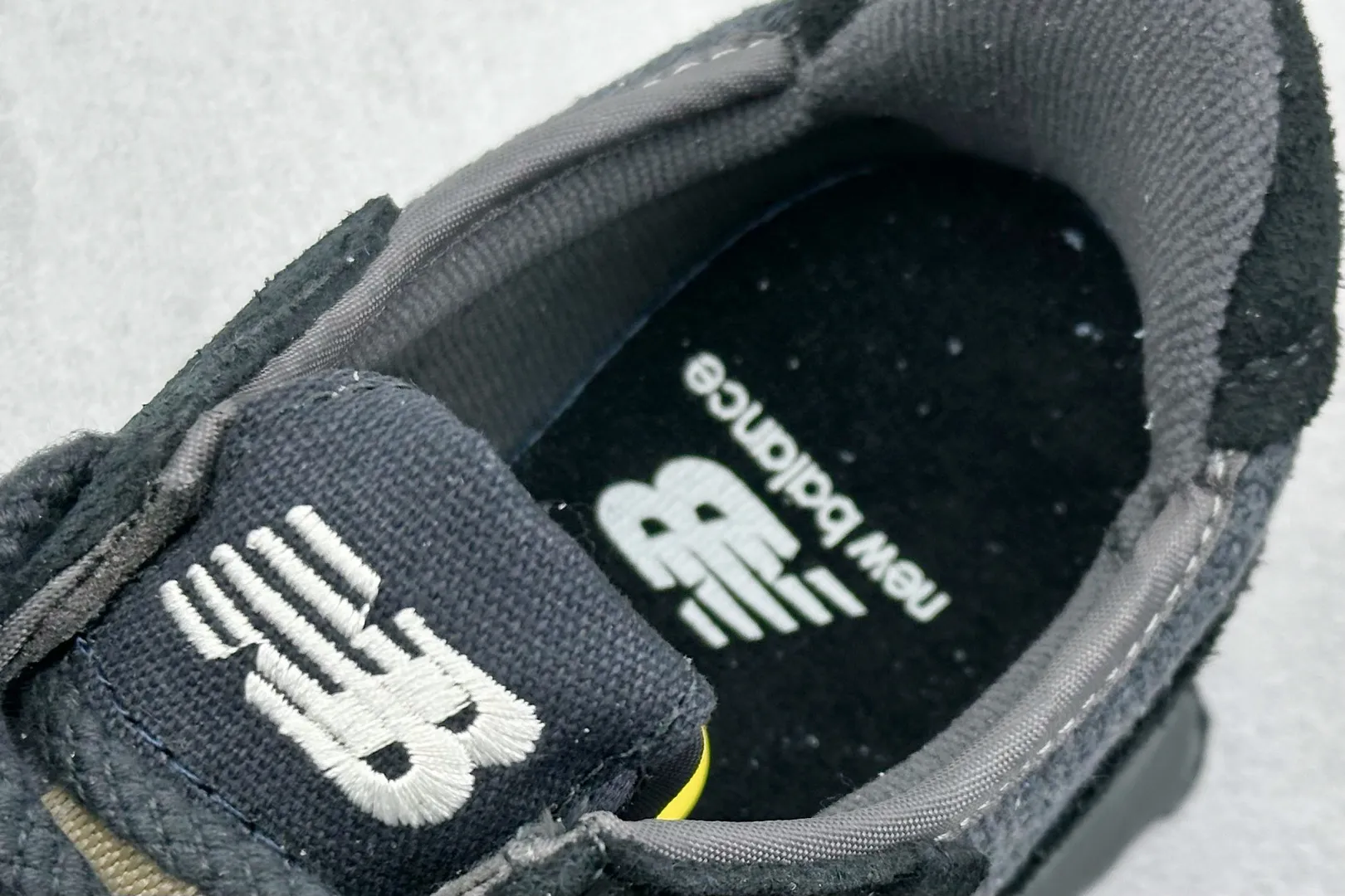 💰170 纯原New Balance MS327 复古休闲运动慢跑鞋 全新 New Balance 327 系列,以更纯粹的复古风格设计打造的全新造型。侧身还以解构设计,将 N 字标志以做旧压花样式呈现,样式别具新意。而麂皮、冲孔皮革的塑造,则呈现出高级怀旧气质,也让鞋款在奢华时装风格与运动氛围之间达到了平衡 官方货号: U327WVE 尺码:36-45 编码:28