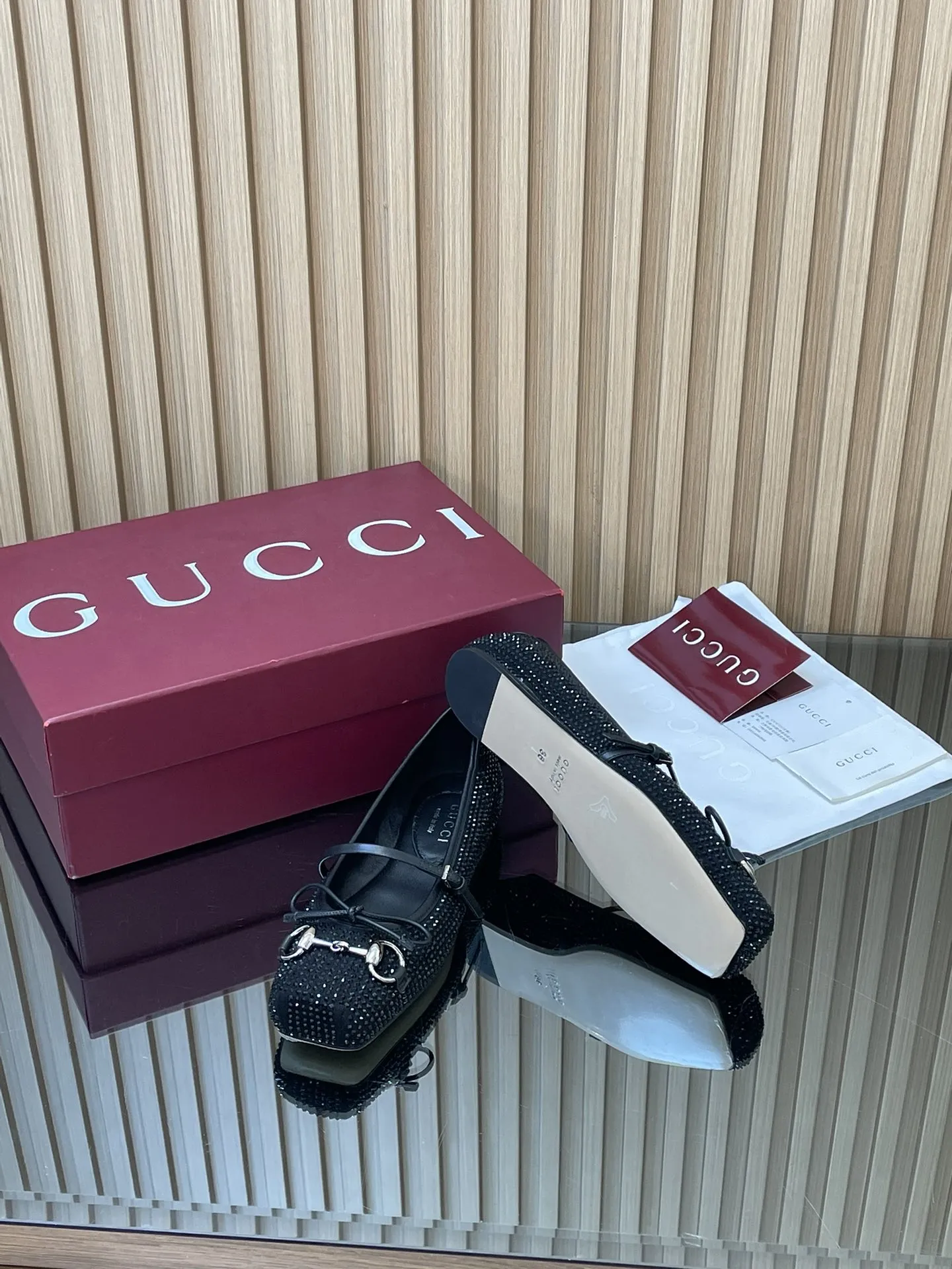 GuCC高端精品 2026早春新品🆕Gucci Horsebi系列水晶钻平底芭蕾鞋🩰💰390💰闪闪发光发亮🔥马衔扣新款小方头单鞋🔥经典精致优雅俏皮时髦平底鞋🔥高质感甜美学院风便鞋😘 原汁原味原单品质!每个细节皆经过精心细致打造,可与ZG对比如一,无二品质! 这款经典马衔扣芭蕾平底鞋,匠心致意传统芭蕾舞鞋廊形,甄选通体点缀闪亮白水晶图案和淡金色调马衔扣配件,巧妙融蕴方形内收鞋头与精致蝴蝶结细节,塑就别样魅力风尚风采。内胆构造和柔软的加衬内底带来舒适穿着体验👏👏👏 面料:原版定制进口羊京+高级水钻 五金:东莞大厂开模铆钉 马衔扣 内里/垫脚:高端定制真丝/羊皮里 跟高:平底 大底:意大利真皮底 尺码:35-41 (40 41 42定做,不退换) 全套原板高端包装! ●意大利创作 安可拉酒红全套高档原包装