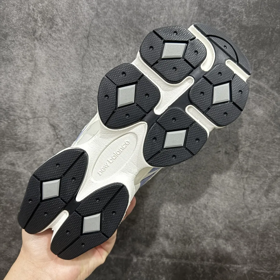 💰240【纯原版】 New Balance NB9060 联名款 复古休闲运动慢跑鞋 白蓝色U9060JBA 全套原楦原纸板原厂数据开发 进口三明治网面 原装进口翻毛皮料正确绒感卡色 正确中底拉帮中底网布细节 原厂标裁 带紫光防伪 定制后跟透明水晶模块 冲裁组合 大底贴合程度胶水上色把控完美 整洁度挑战全网艺术家 多道序QC把关品质完善 匠心打造 耗时两个月开发完成 工艺极其复杂难度可想而知 新开独立私模大底 全网唯一正确六层组合大底 高端零售专供产物 Size:36 37 37.5 38 38.5 39.5 40 40.5 41.5 42 42.5 43 44 45 46.5 编码:JPC290300