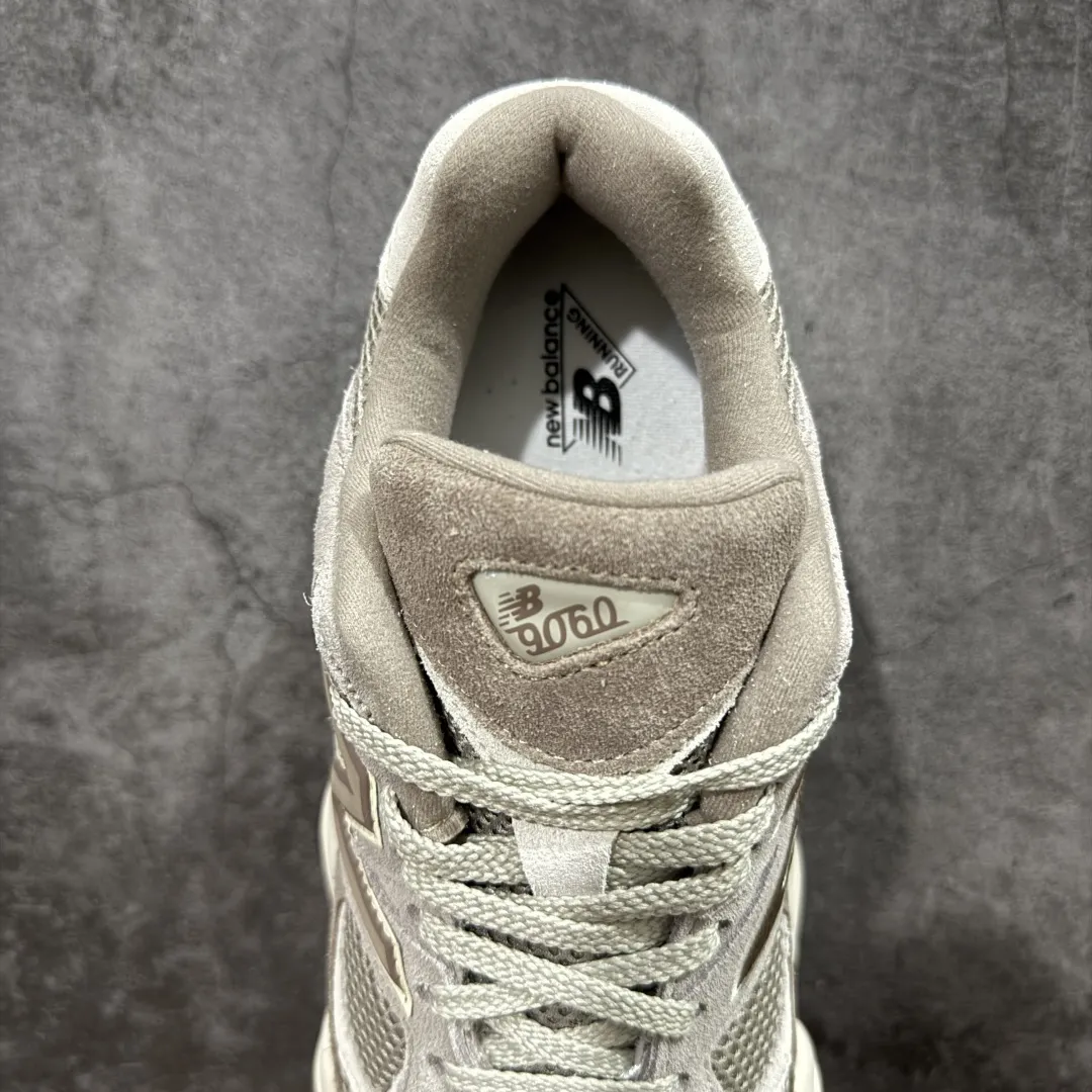 💰240【纯原版】 New Balance NB9060 联名款 复古休闲运动慢跑鞋 棕灰色U9060ERC 全套原楦原纸板原厂数据开发 进口三明治网面 原装进口翻毛皮料正确绒感卡色 正确中底拉帮中底网布细节 原厂标裁 带紫光防伪 定制后跟透明水晶模块 冲裁组合 大底贴合程度胶水上色把控完美 整洁度挑战全网艺术家 多道序QC把关品质完善 匠心打造 耗时两个月开发完成 工艺极其复杂难度可想而知 新开独立私模大底 全网唯一正确六层组合大底 高端零售专供产物 Size:36 37 37.5 38 38.5 39.5 40 40.5 41.5 42 42.5 43 44 45 46.5