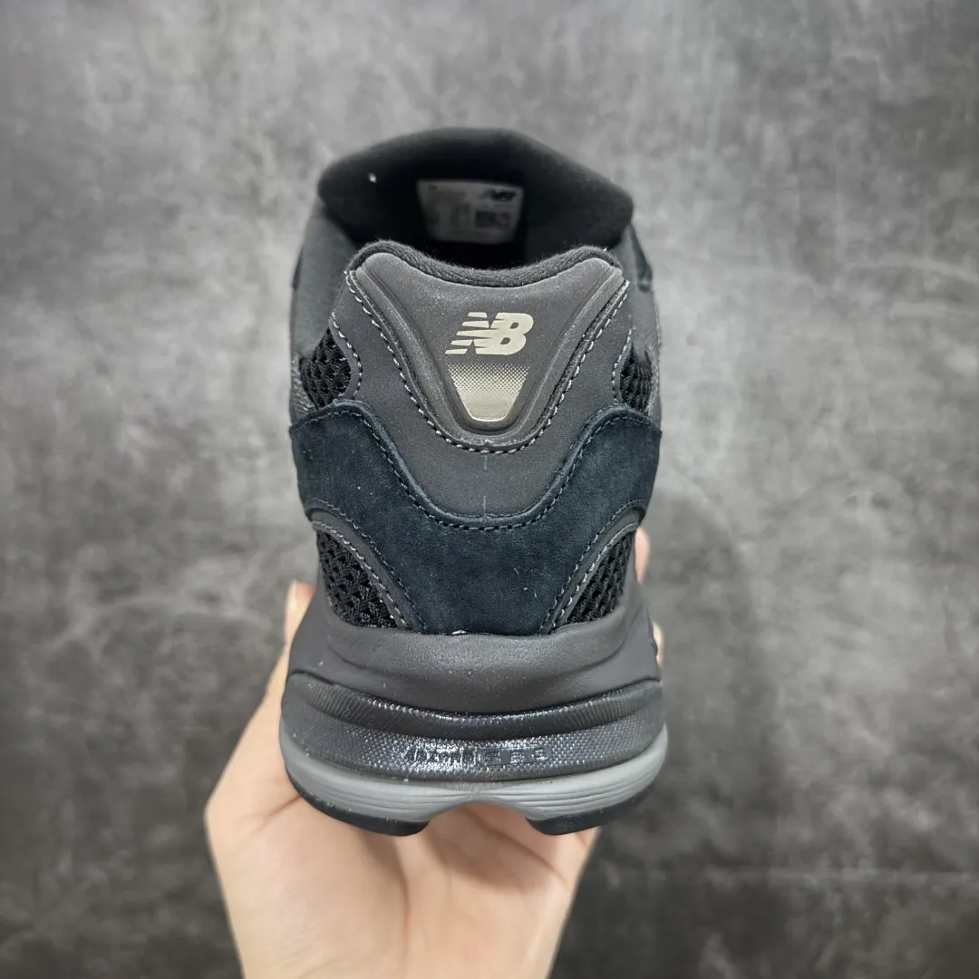 💰240 【纯原c版】New Balance M2010系列 新百伦 复古老爹风网布跑步休闲运动鞋 新百伦经典配色 沿袭了面世之初的经典科技 以ENCAP中底配以升级版 N-ERGY缓震物料 鞋面则采用特色的柔软麂皮搭以NewBalance经典的尼龙网布 低调中还原跑鞋本真 更年轻化的设计理念与材质 让新世代青年得以用全新视角体验经典鞋款的传奇魅力 货号:U2010TTB 尺码:36 37 37.5 38 38.5 39.5 40 40.5 41.5 42 42.5 43 44 45 编码:JP270290