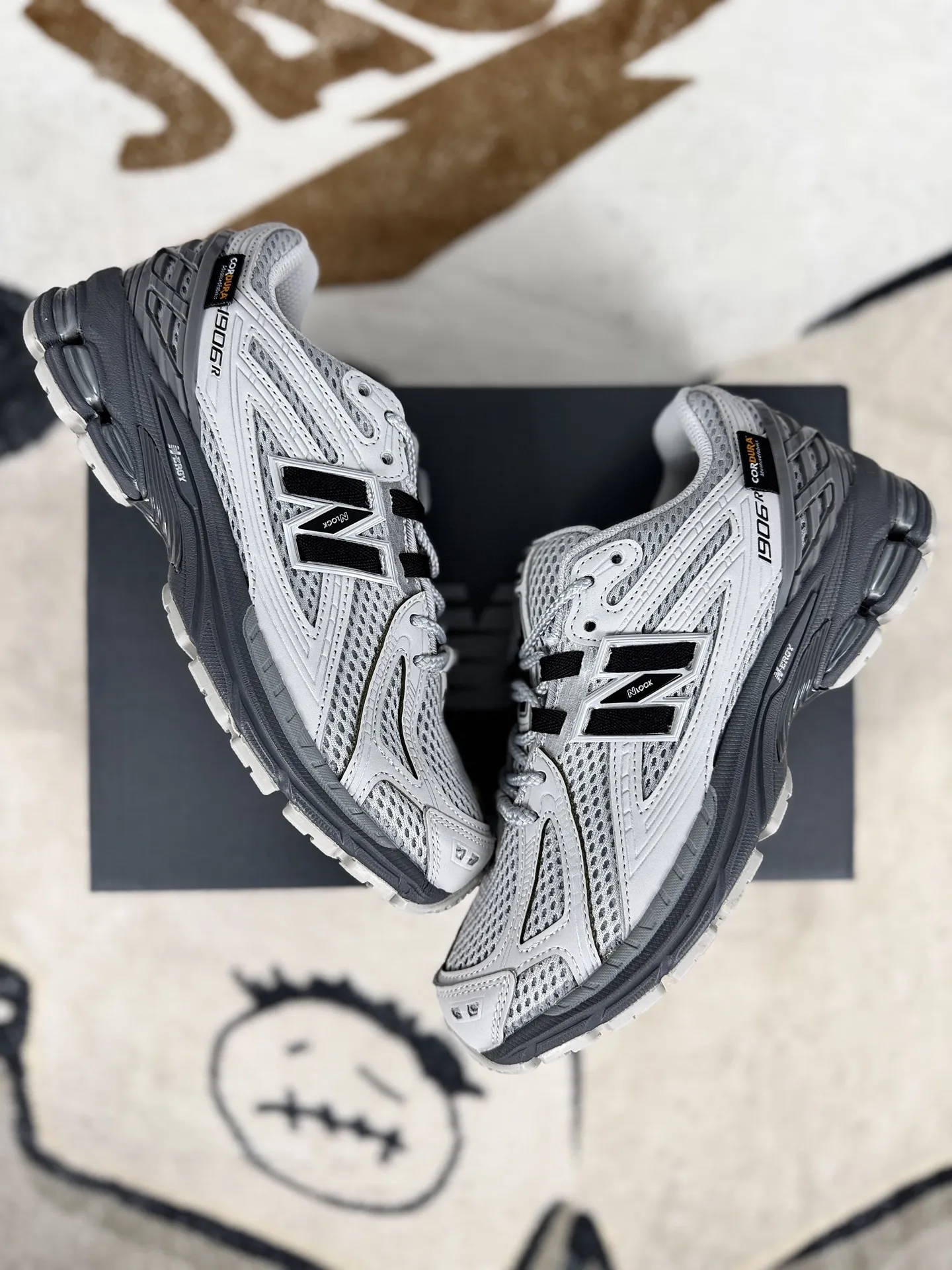 💰190 Z版纯原New Balance NB 1906R Cordura 柔软舒适防滑耐磨 低帮 休闲跑步鞋 男女同款 灰色 新百伦 ▪️New Balance以诞生于21世纪的科技跑鞋1906为蓝本,融合现代先锋科技与日常使用风格注入当代美学,革新演绎复古时尚。淋漓经典轮廓,致敬千福一代跑者的科技美学,1906R以现代设计语言还原初始配色,层次演绎时光更迭的魅力。 ▪️尺码:36-47(36 37 37.5 38 38.5 39.5 40 40.5 41.5 42 42.5 43 44 44.5 45 45.5 46.5 47) ▪️货号:U1906ROA