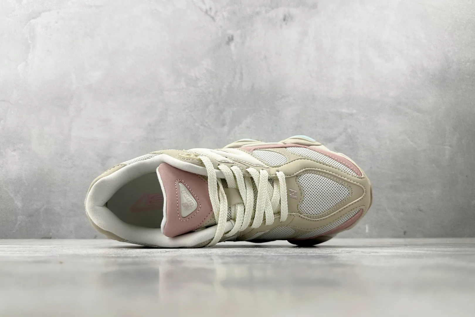 💰240 C版 纯原 大厂出品 新百伦9060 New Balance NB 9060 米粉 货号: U9060JDP 尺码：36 37 37.5 38 38.5 39.5 40 40.5 41.5 42 42.5 43 44 44.5 45 46 46.5 编码：33