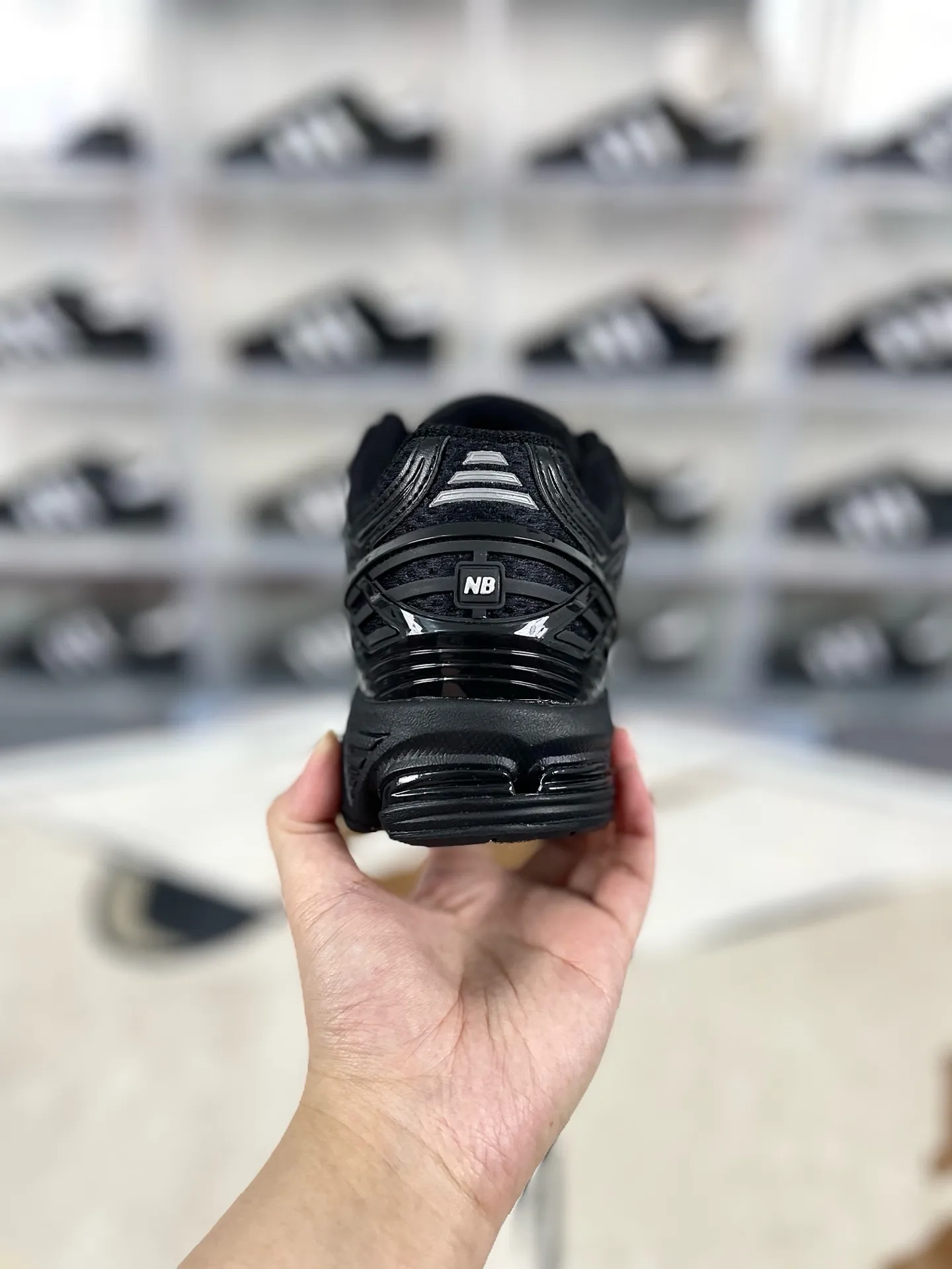 💰220 GS纯原 六层组合底【联名款】COMME des GARÇONS HOMME x New Balance NB 1906R 舒适日常 织物防滑 低帮 休闲跑步鞋 男款 黑色 新百伦 ▪️New Balance以诞生于21世纪的科技跑鞋1906为蓝本,融合现代先锋科技与日常使用风格注入当代美学,革新演绎复古时尚。淋漓经典轮廓,致敬千福一代跑者的科技美学,1906R以现代设计语言还原初始配色,层次演绎时光更迭的魅力。 ▪️尺码:36-45(36 37 37.5 38 38.5 39.5 40 40.5 41.5 42 42.5 43 44 44.5 45) ▪️货号:M1906RCM