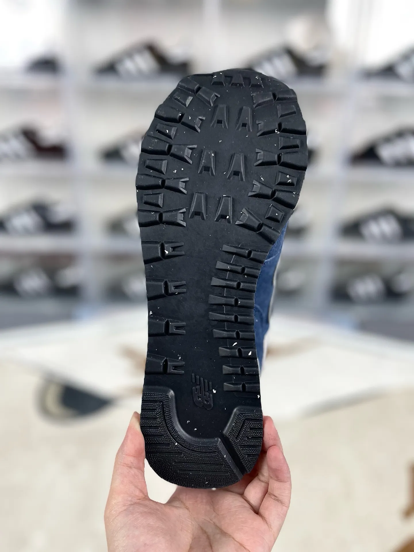 💰180 GS纯原New Balance NB 574 复古字母系带 织物绒面皮 低帮跑步鞋 男女同款 深蓝色 新百伦 ▪️New Balance 574 诞生于1988年,直至今天仍是 NewBalance 最为热销的复古慢跑鞋之一,其简约复古的外形,层出不穷的配色,成为了 New Balance 最热销的型号,作为New Balance 的当家鞋款,574兼具经典与时尚,备受明星潮人的追捧,是New Balance 的粉丝几乎人手一双的经典鞋款。 ▪️尺码:36-45(36 37 37.5 38 38.5 39.5 40 40.5 41.5 42 42.5 43 44 44.5 45) ▪️货号:ML574EVN