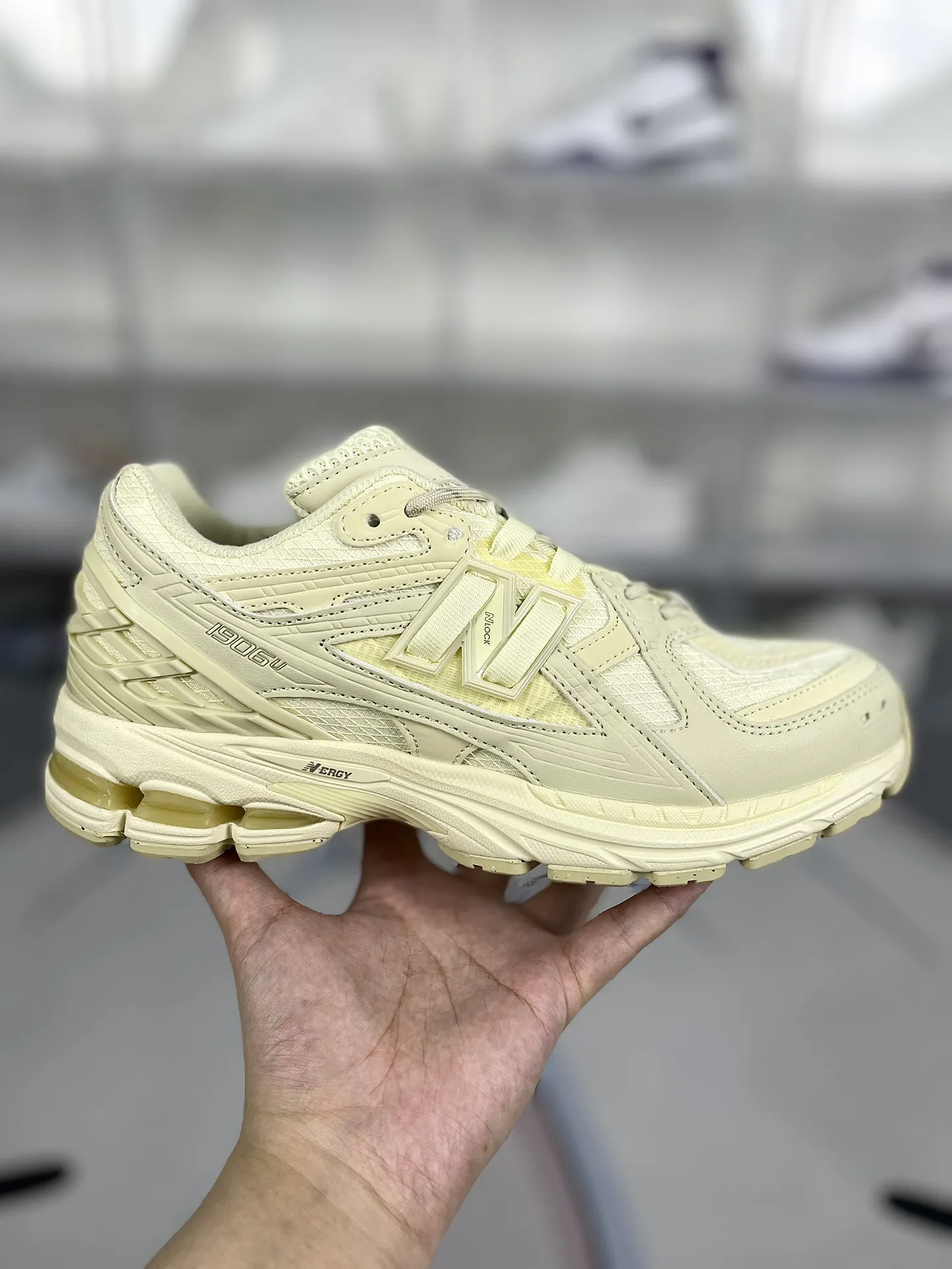 💰190 Z版纯原New Balance NB 1906U舒适时尚防滑耐磨 低帮 越野跑步鞋 男女同款 柠檬黄 新百伦 ▪️New Balance以诞生于21世纪的科技跑鞋1906为蓝本，融合现代先锋科技与日常使用风格注入当代美学，革新演绎复古时尚。淋漓经典轮廓，致敬千福一代跑者的科技美学，1906R以现代设计语言还原初始配色，层次演绎时光更迭的魅力。 ▪️尺码：36-45（36 37 37.5 38 38.5 39.5 40 40.5 41.5 42 42.5 43 44 44.5 45） ▪️货号：M1906NK