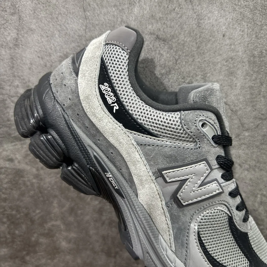 💰230 【纯原c版】NB New Balance M2002R 新百伦M2002RCL 灰黑 全新版本出货 新配色陆续开发出货 品质很好 价格实惠 全套原楦原纸板原厂数据开发 原厂网纱 原装进口皮料 正确绒感卡色 正确中底拉帮中底网布细节 一比一手工擦旧效果 冲裁组合 匠心打造 耗时两个月开发完成 工艺极其复杂难度可想而知 新开独立私模大底 全网唯一正确做旧组合大底 高端零售专供产物 尺码：36 37 37.5 38 38.5 39.5 40 40.5 41.5 42 42.5 43 44 44.5 45 45.5 46.5 编码：JPB280290