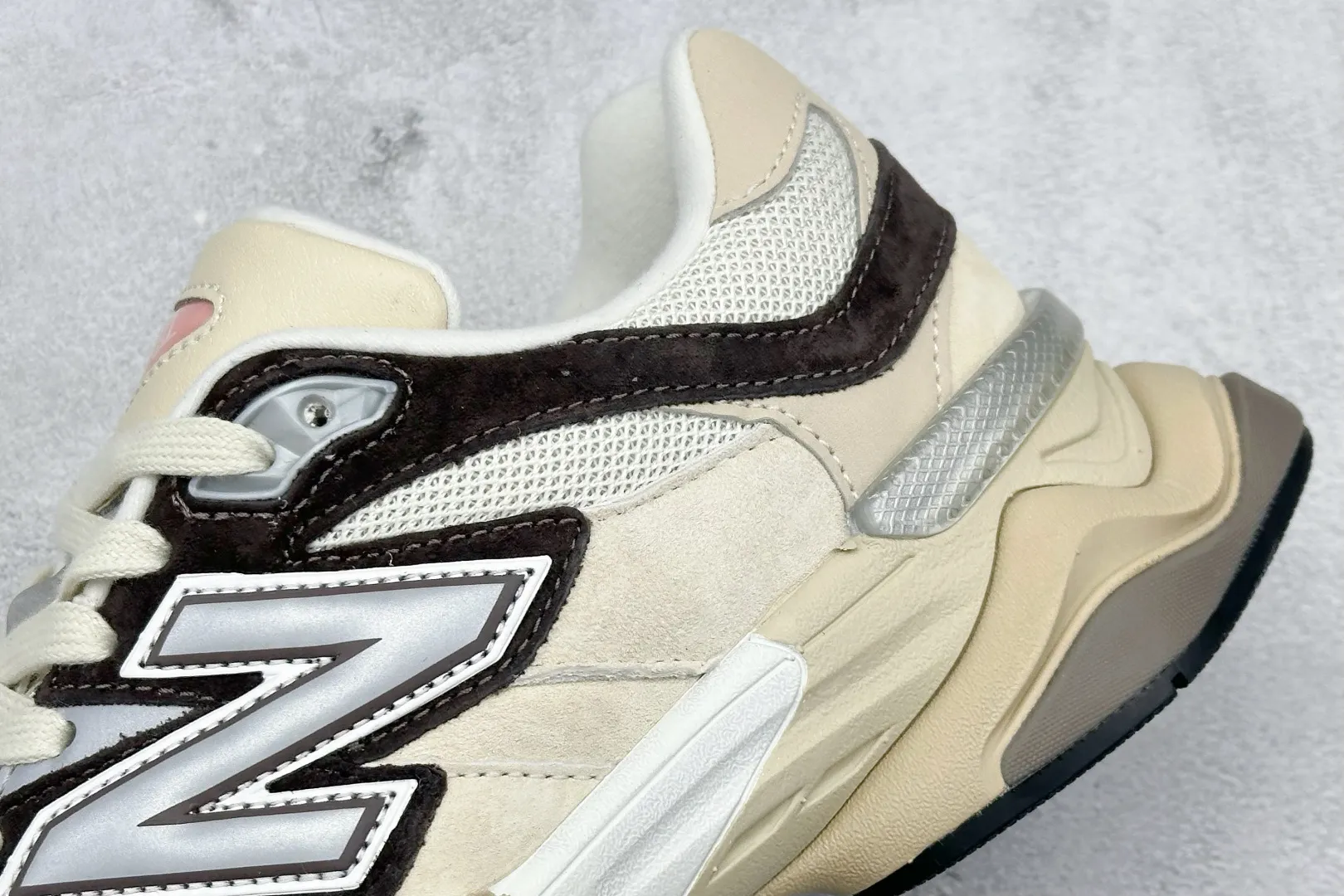 💰240 C版 Joe Freshgoods x New Balance NB9060 联名款 复古休闲运动慢跑鞋 #鞋款灵感源自设计师本人对夏日的怀日回忆。鞋面大身由空间双格及磨砂鞋面拼接而生,配以柔和、温暖的粉橘色调,夏日氛围拉满 #采用大面积网眼以及麂皮材质覆盖鞋身,还原经典气质。搭载ABZORB避震科技,由泡沫聚酯制成,上脚可以有效减少由鞋底反弹对身体及双腿的冲击力 货号: U9060FLP 尺码:36 37 37.5 38 38.5 39 40 40.5 41 42 42.5 43 44 44.5 45 46.5 编码:33