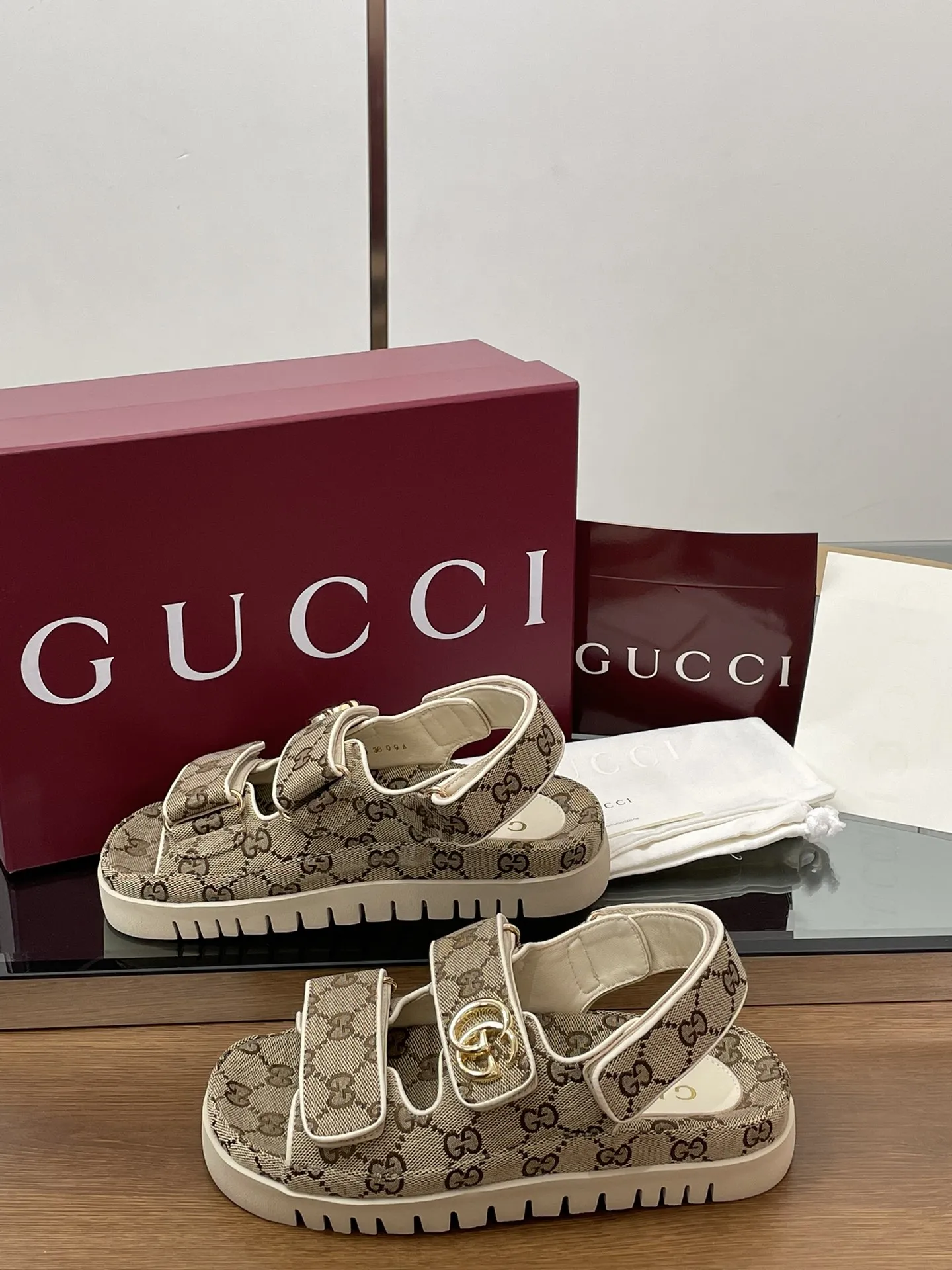 2025夏季新款GUCCi高端精品 🧧240💰🆕古驰早春系列😍饰双GG经典老花布沙滩凉鞋🔥顶级🆙代购品质！原版1:1复刻，毎个细节皆经过精心打磨细腻制作.可与ZG对比如一，无二品质！ Gucci 现代设计美学探索独特匠心之路，巧妙融合品牌经典元素与备受喜爱的品牌标识。这款凉鞋缀饰备受喜爱的双G造型配件，为整个设计注入一抹低调的品牌标识魅力，与魔术贴带的多功能性相得益彰。👏👏 面料：原版定制进口GG老花帆布+进口羊皮 内里/垫脚：进口羊皮里 鞋跟：2.0CM厚底 大底：模具进口橡胶底 尺码：女35-42（404142定做不退换） 包装：全套安可拉酒红原包装