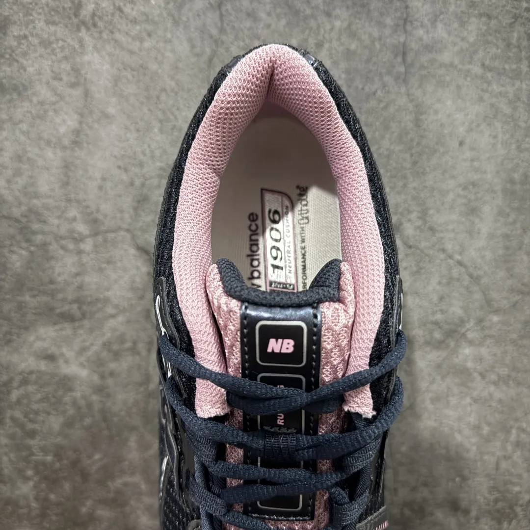 💰220【纯原版】NB新百伦New Balance NB1906 U1906RCU系列复古老爹风休闲运动慢跑鞋 采用轻质牛剖革拼接透气网眼衬垫织物鞋面材质#T-Beam大底提供足步弓支撑,保持步态稳定#后跟搭载外露缓震胶 鞋身整体以各种深浅不一的灰色覆盖,鞋头以淡蓝色调装饰,网眼衬垫通过不规律的色块实现做旧的美感,泛黄的鞋底更是进一步增添了复古气息。 尺码:36 37 37.5 38 38.5 39.5 40 40.5 41.5 42 42.5 43 44 45 46.5 编码:JP260280