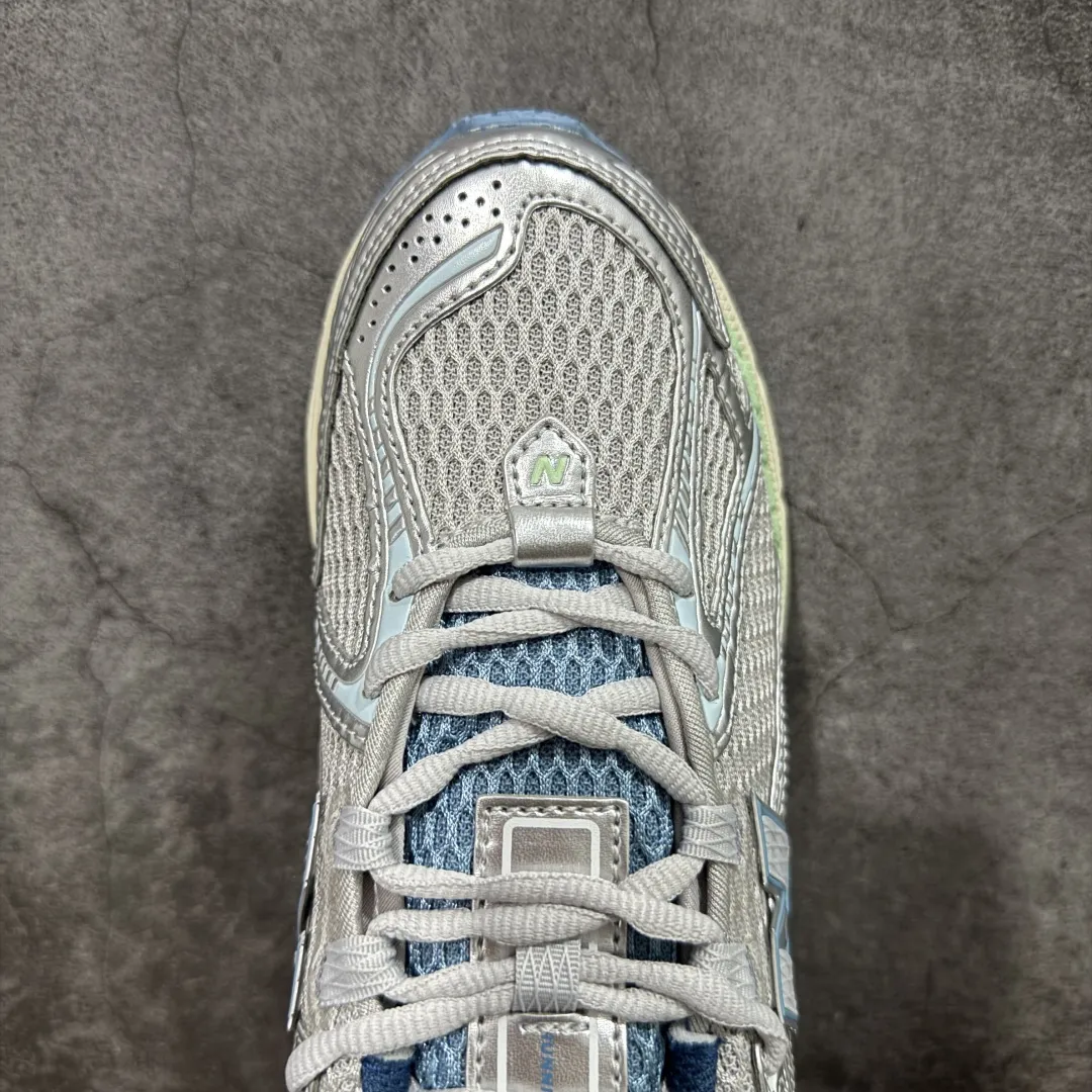 💰220【纯原版】NB新百伦New Balance NB1906 U1906RCR系列复古老爹风休闲运动慢跑鞋 采用轻质牛剖革拼接透气网眼衬垫织物鞋面材质#T-Beam大底提供足步弓支撑，保持步态稳定#后跟搭载外露缓震胶 鞋身整体以各种深浅不一的灰色覆盖，鞋头以淡蓝色调装饰，网眼衬垫通过不规律的色块实现做旧的美感，泛黄的鞋底更是进一步增添了复古气息。 尺码：36 37 37.5 38 38.5 39.5 40 40.5 41.5 42 42.5 43 44 45 46.5 编码：JP260280