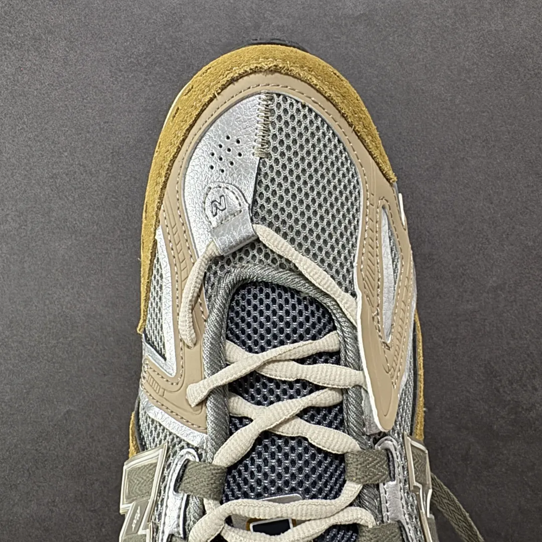 💰220 【纯原B版】NB新百伦New Balance M1906R 系列复古老爹风休闲运动慢跑鞋 M1906AA 高度复刻原厂大底 追求极致完美 每一双都是工艺品 采用轻质牛剖革拼接透气网眼衬垫织物鞋面材质 T-Beam大底提供足步弓支撑，保持步态稳定#后跟搭载外露缓震胶 鞋身整体以各种深浅不一的灰色覆盖，鞋头以淡蓝色调装饰，网眼衬垫通过不规律的色块实现做旧的美感，泛黄的鞋底更是进一步增添了复古气息。 尺码：36 37 37.5 38 38.5 39.5 40 40.5 41.5 42 42.5 43 44 45 46.5 编码：MK240270