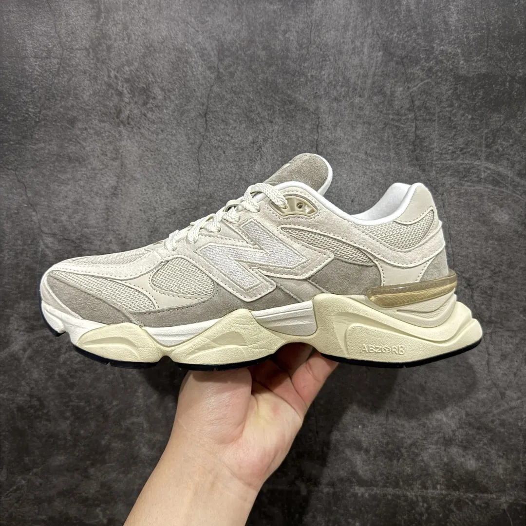 💰240【纯原版】 New Balance NB9060 联名款 复古休闲运动慢跑鞋 米灰色U9060JBC 全套原楦原纸板原厂数据开发 进口三明治网面 原装进口翻毛皮料正确绒感卡色 正确中底拉帮中底网布细节 原厂标裁 带紫光防伪 定制后跟透明水晶模块 冲裁组合 大底贴合程度胶水上色把控完美 整洁度挑战全网艺术家 多道序QC把关品质完善 匠心打造 耗时两个月开发完成 工艺极其复杂难度可想而知 新开独立私模大底 全网唯一正确六层组合大底 高端零售专供产物 Size：36 37 37.5 38 38.5 39 40 40.5 41 42 42.5 43 44 45 46.5 编码：JP270300