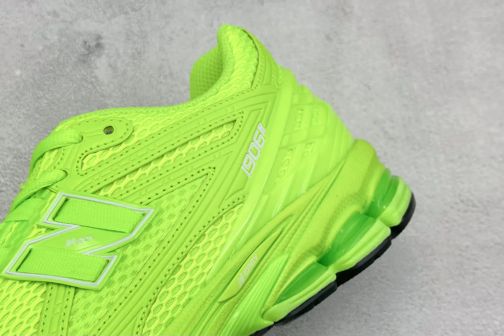 💰220 C版 New Balance 1906系列复古老爹风休闲运动慢跑鞋 #采用轻质牛剖革拼接透气网眼衬垫织物鞋面材质 T-Beam大底提供足步弓支撑，保持步态稳定 后跟搭载外露缓震胶 货号：M1906RAA 尺码：36 37 37.5 38 38.5 39 40 40.5 41 42 42.5 43 44 44.5 45 46.5 编码：33