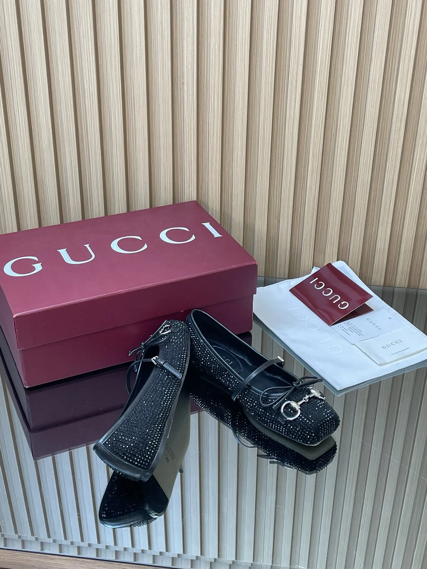 GuCC高端精品 2026早春新品🆕Gucci Horsebi系列水晶钻平底芭蕾鞋🩰💰390💰闪闪发光发亮🔥马衔扣新款小方头单鞋🔥经典精致优雅俏皮时髦平底鞋🔥高质感甜美学院风便鞋😘 原汁原味原单品质!每个细节皆经过精心细致打造,可与ZG对比如一,无二品质! 这款经典马衔扣芭蕾平底鞋,匠心致意传统芭蕾舞鞋廊形,甄选通体点缀闪亮白水晶图案和淡金色调马衔扣配件,巧妙融蕴方形内收鞋头与精致蝴蝶结细节,塑就别样魅力风尚风采。内胆构造和柔软的加衬内底带来舒适穿着体验👏👏👏 面料:原版定制进口羊京+高级水钻 五金:东莞大厂开模铆钉 马衔扣 内里/垫脚:高端定制真丝/羊皮里 跟高:平底 大底:意大利真皮底 尺码:35-41 (40 41 42定做,不退换) 全套原板高端包装! ●意大利创作 安可拉酒红全套高档原包装
